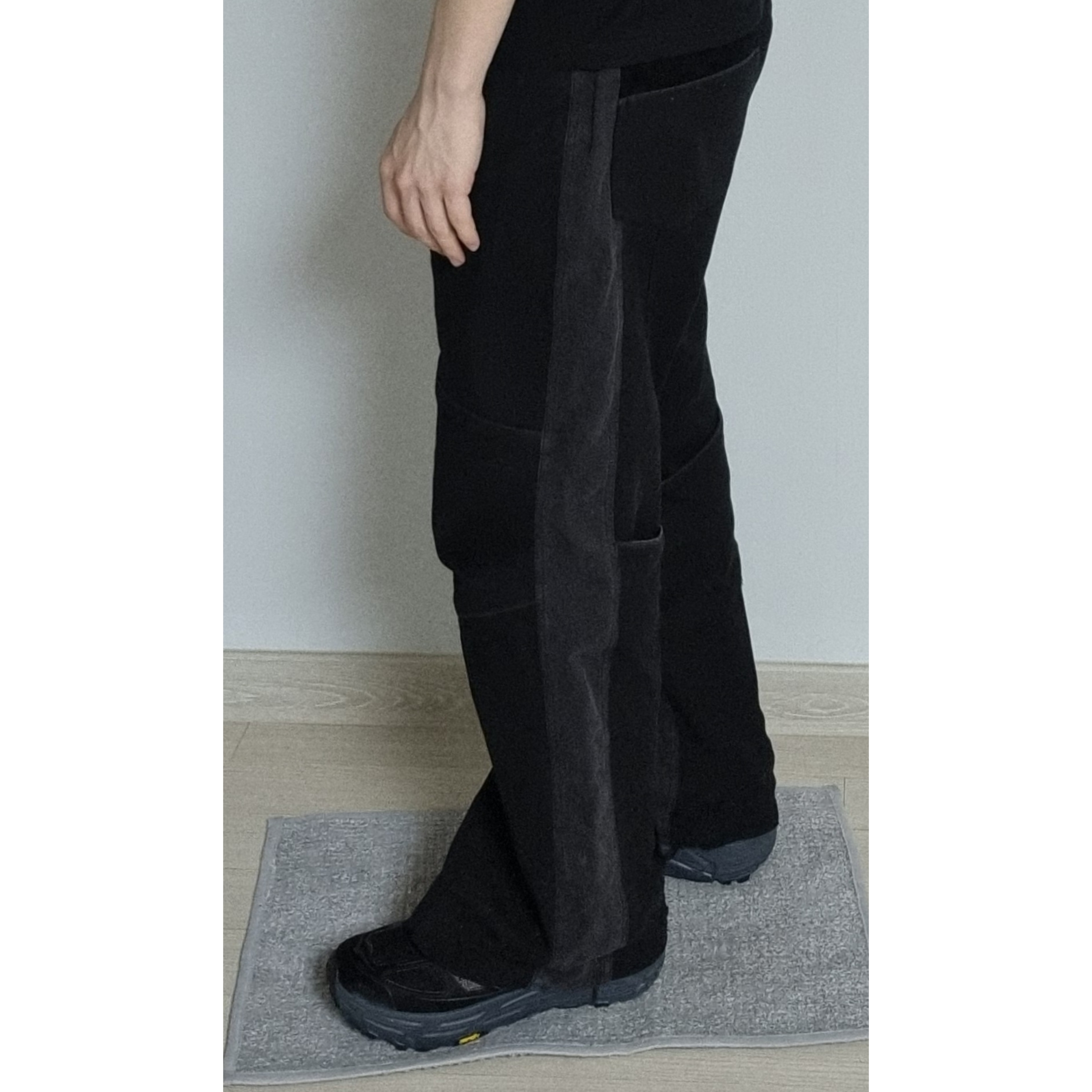 Hoka x Xlim Mafate Speed 2 TS Black Charcoal, Xlim Ep.6 04 Trousers Black 착용 스타일 - 4