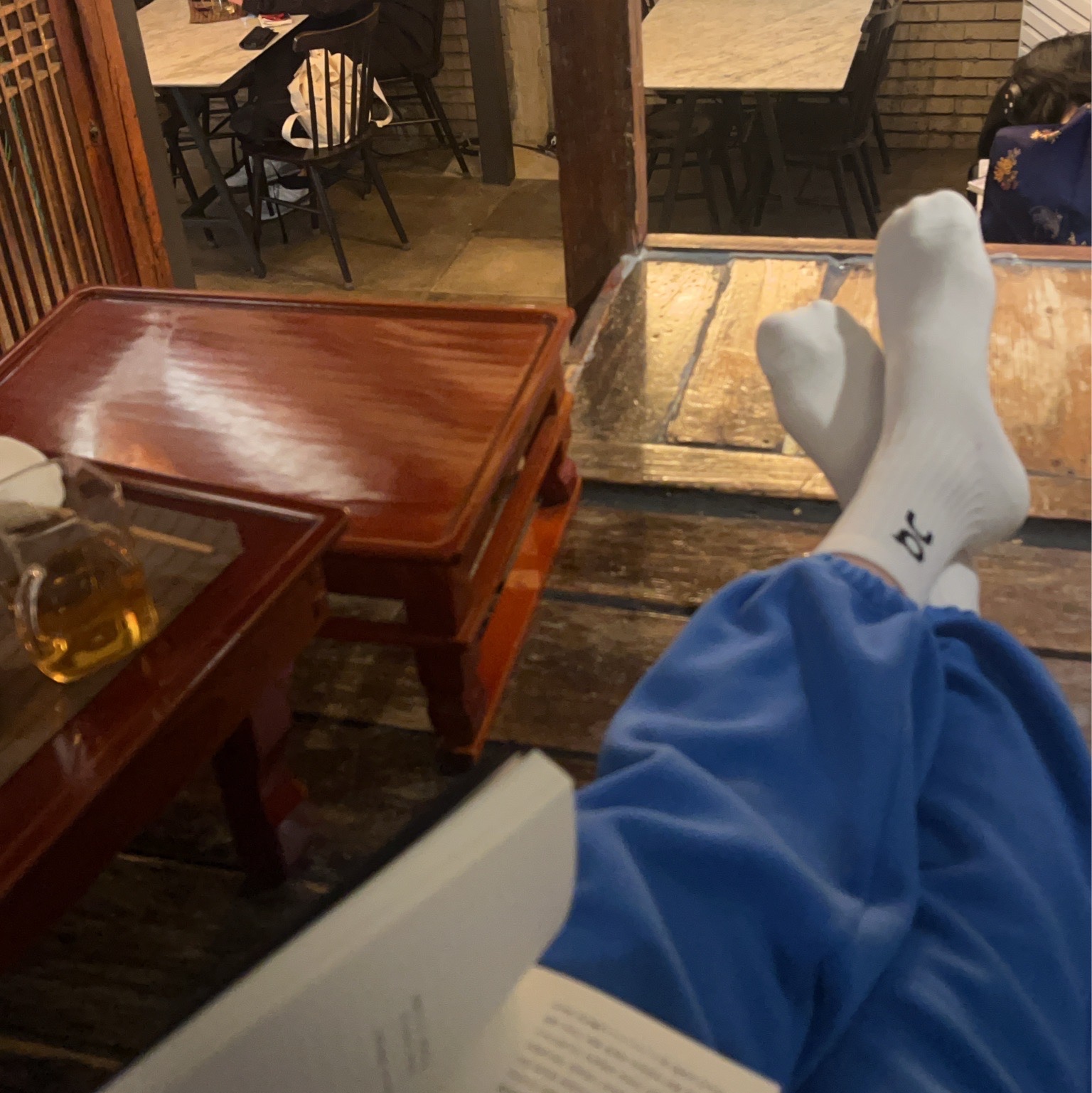 [KREAM 단독] runwhither Running Club Fleece Pants Blue, On Running Logo Socks White (3 Pack) 착용 스타일