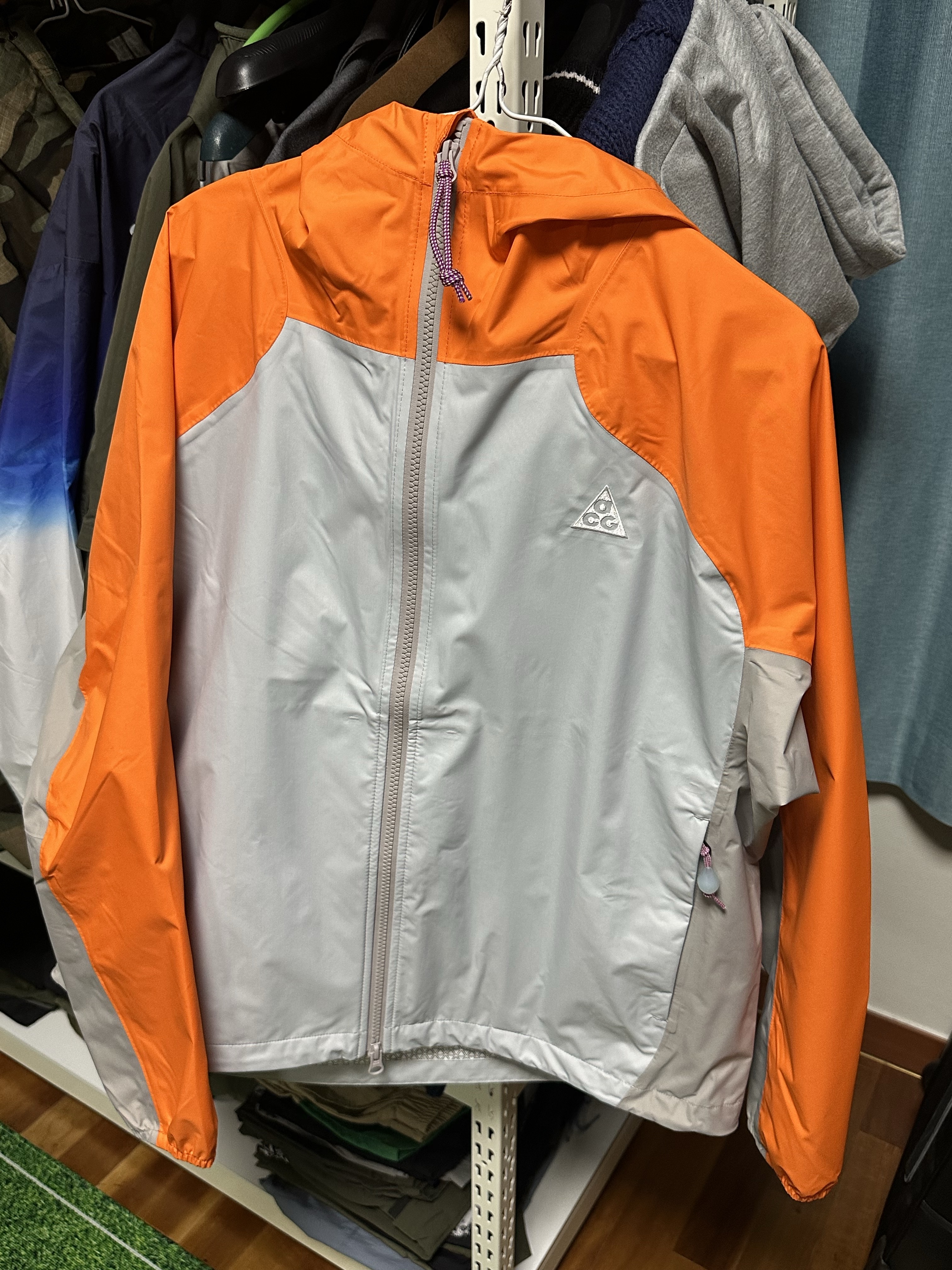 (W) Nike ACG Phantazma Storm-Fit ADV Jacket Safety Orange Grey Fog - Asia 착용 스타일