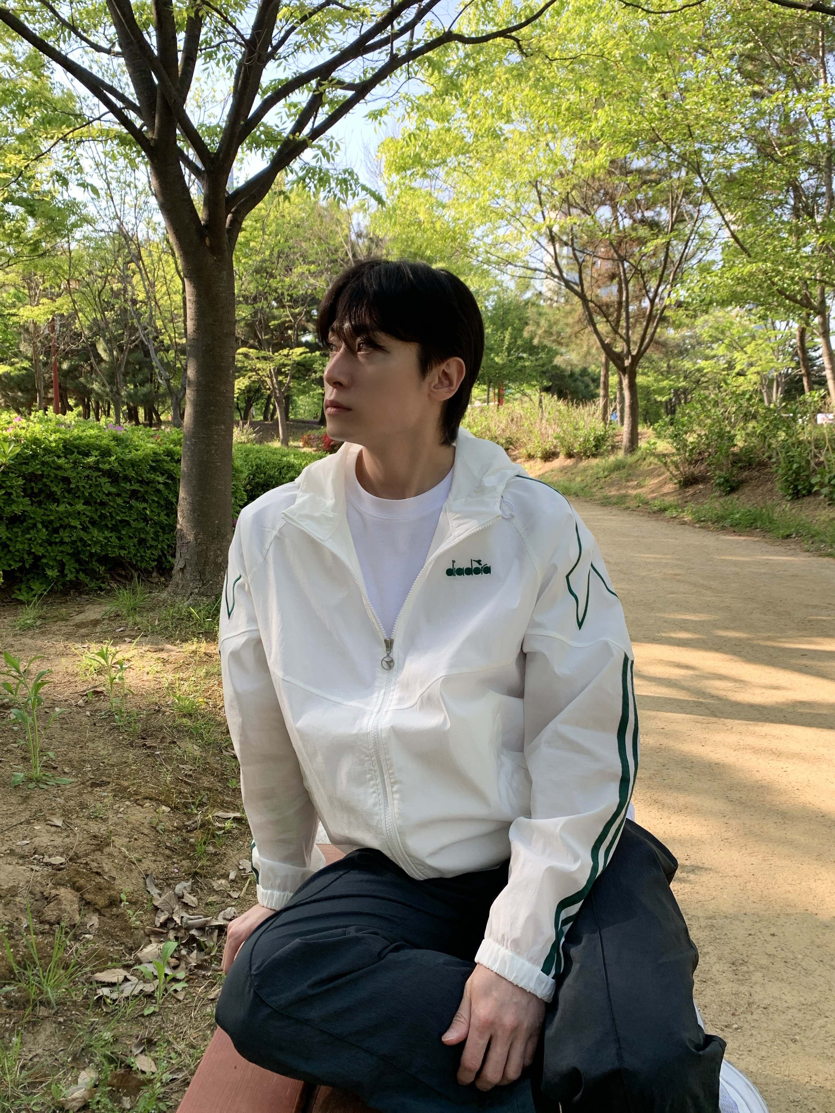 DIADORA Vento Hood Jacket Off White, Nike Air Max Dn White Metallic Silver 착용 스타일 - 3
