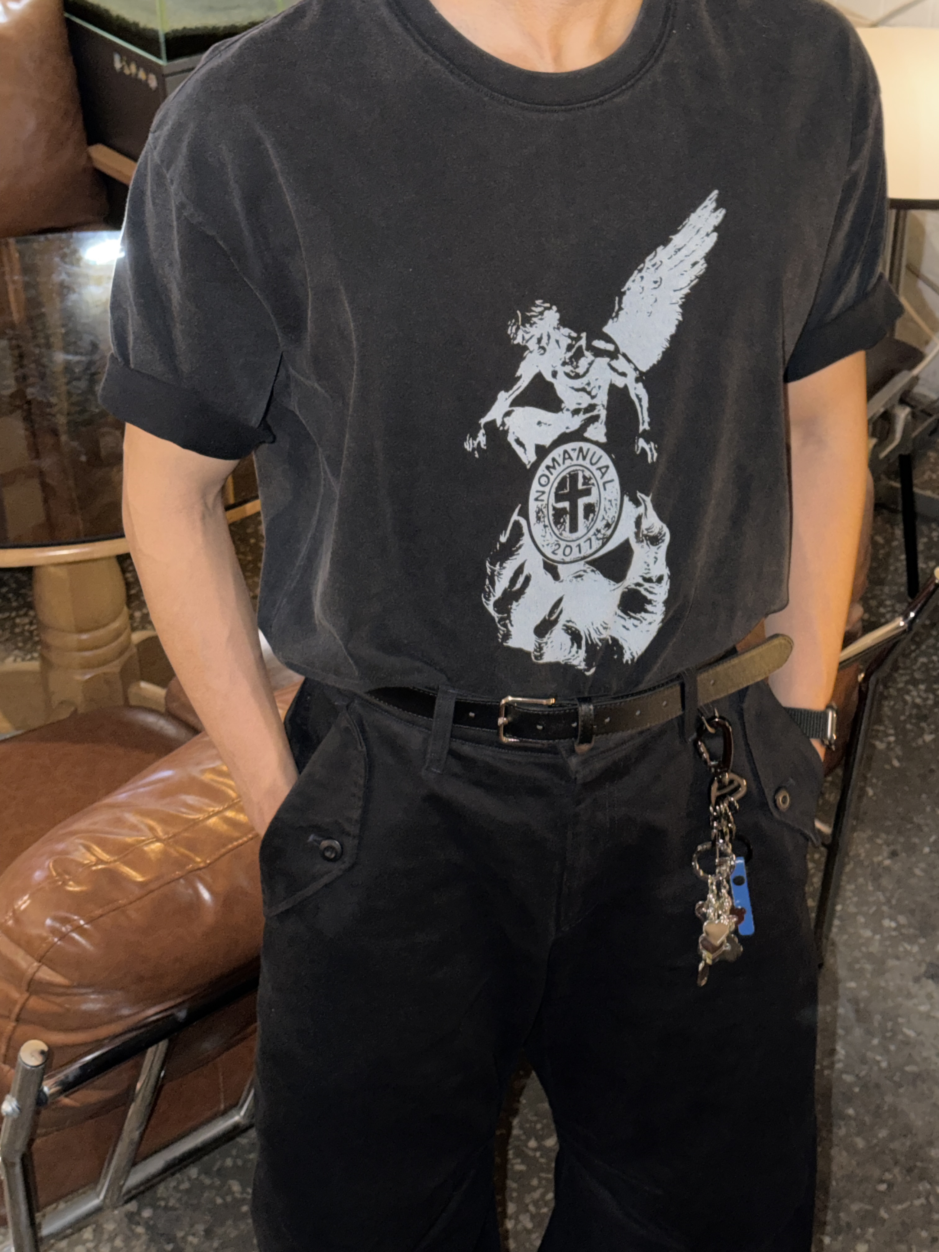 [KREAM 단독] NOMANUAL Devil Ring Damaged T-shirt Washed Black 착용 스타일 - 3