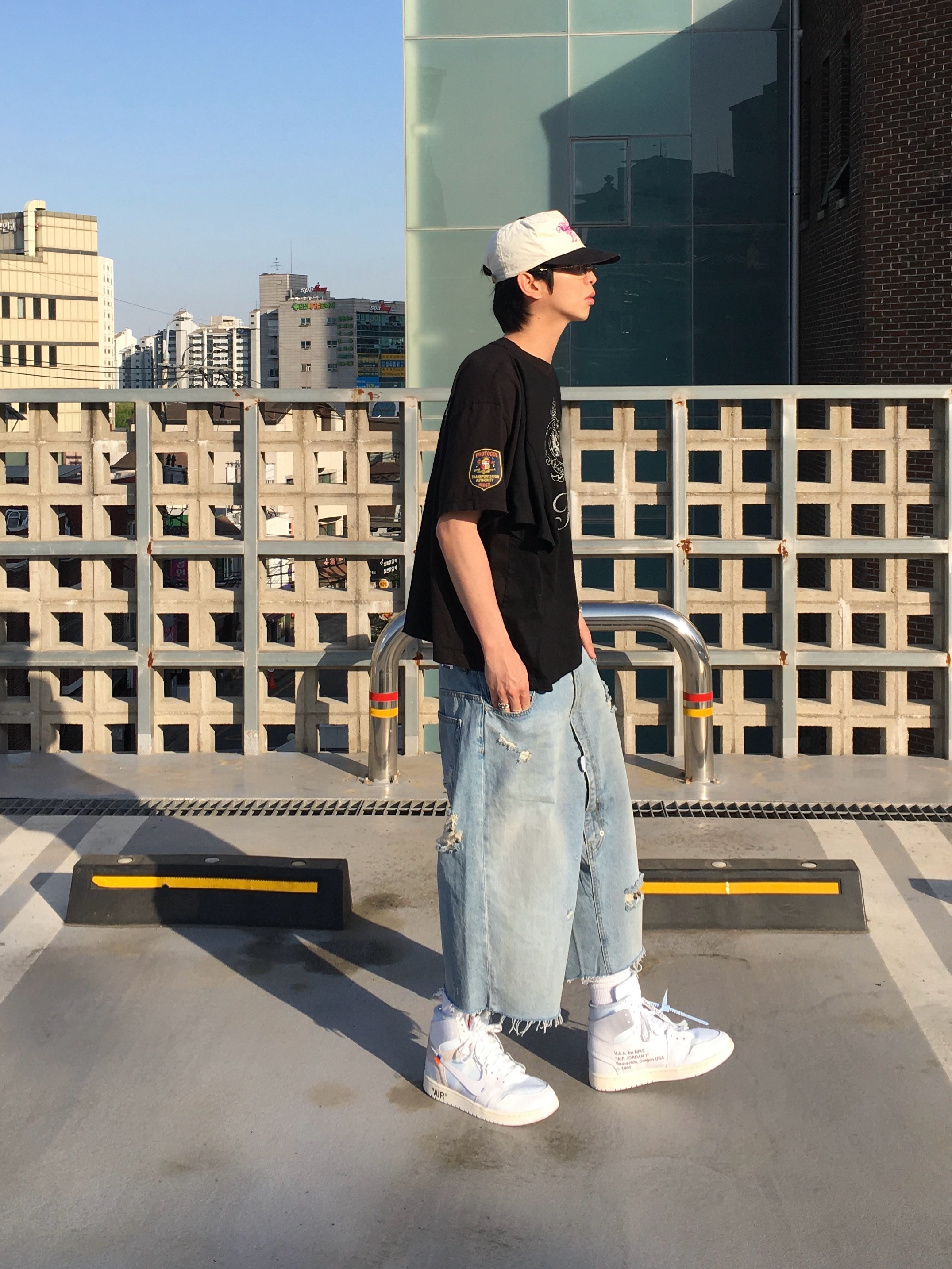 Protocol Index Four Hands T-Shirt Black, Protocol Index Long Zipper Fly Denim Shorts Blue 착용 스타일 - 6