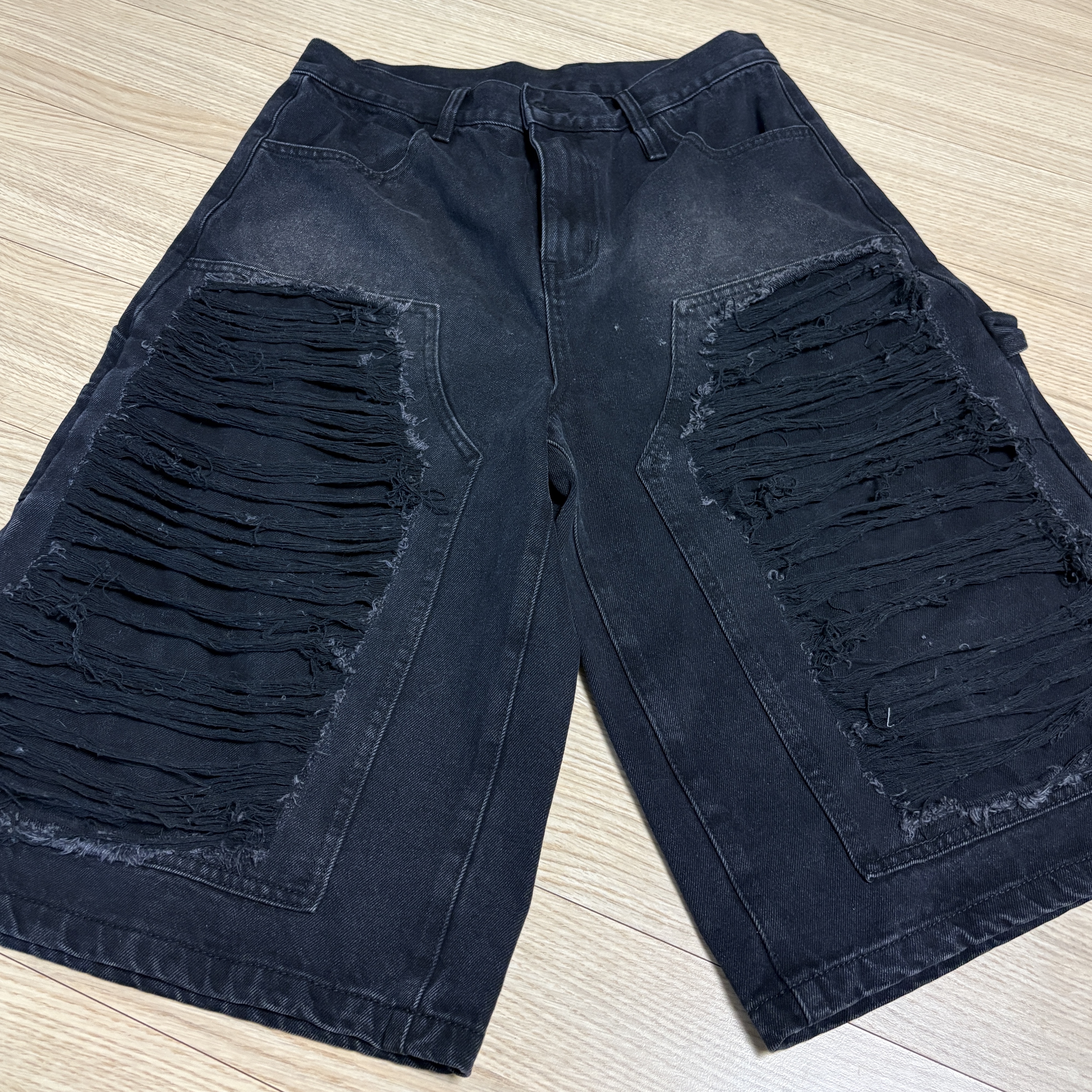 [KREAM 단독] NOMANUAL Destroyed Bermuda Pants Washed Black 착용 스타일 - 2