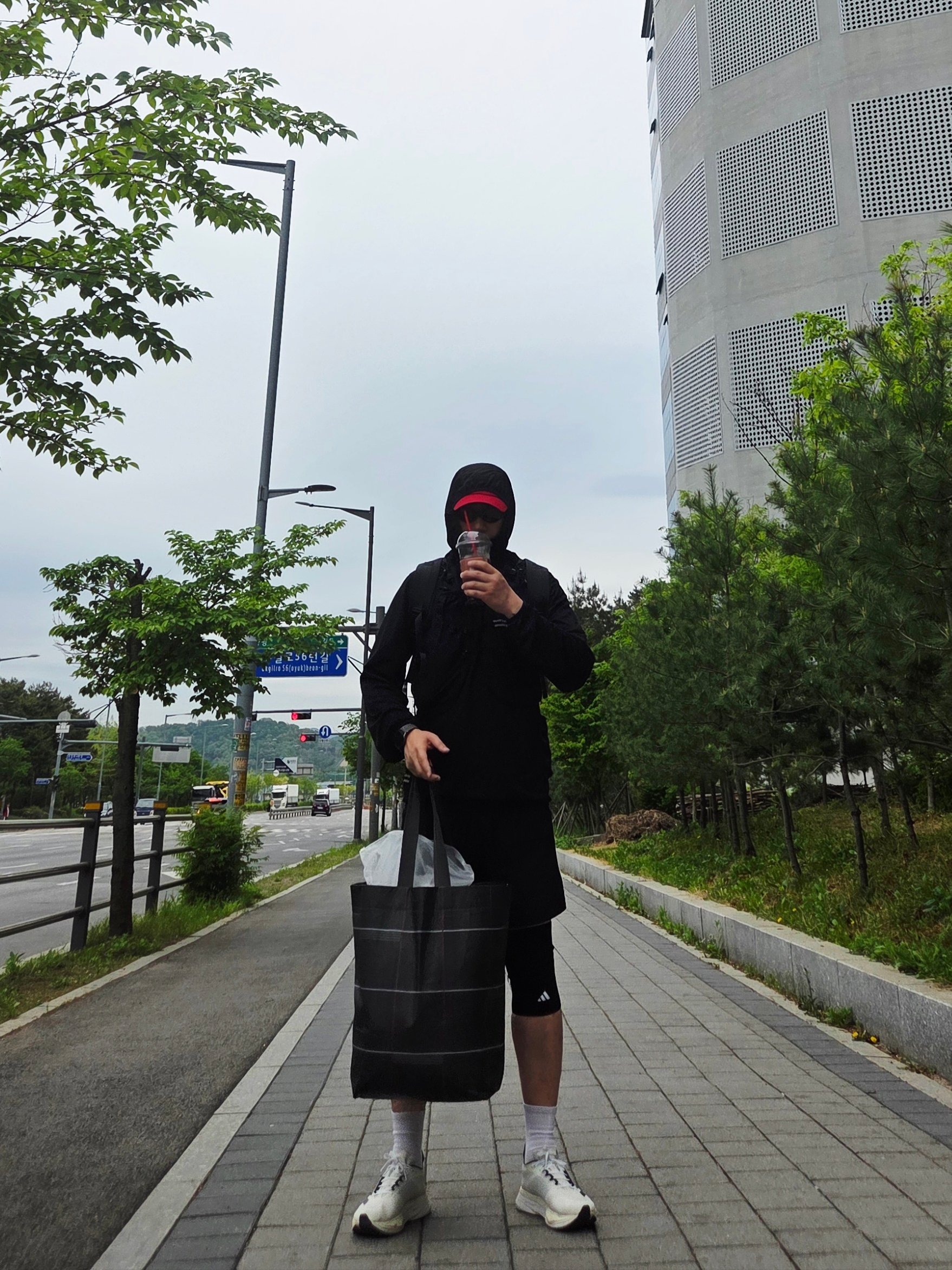 [KREAM 단독] runwhither Light Hoodie Sleeve Black, [KREAM 단독] runwhither Trail Running Vest Black 착용 스타일 - 2
