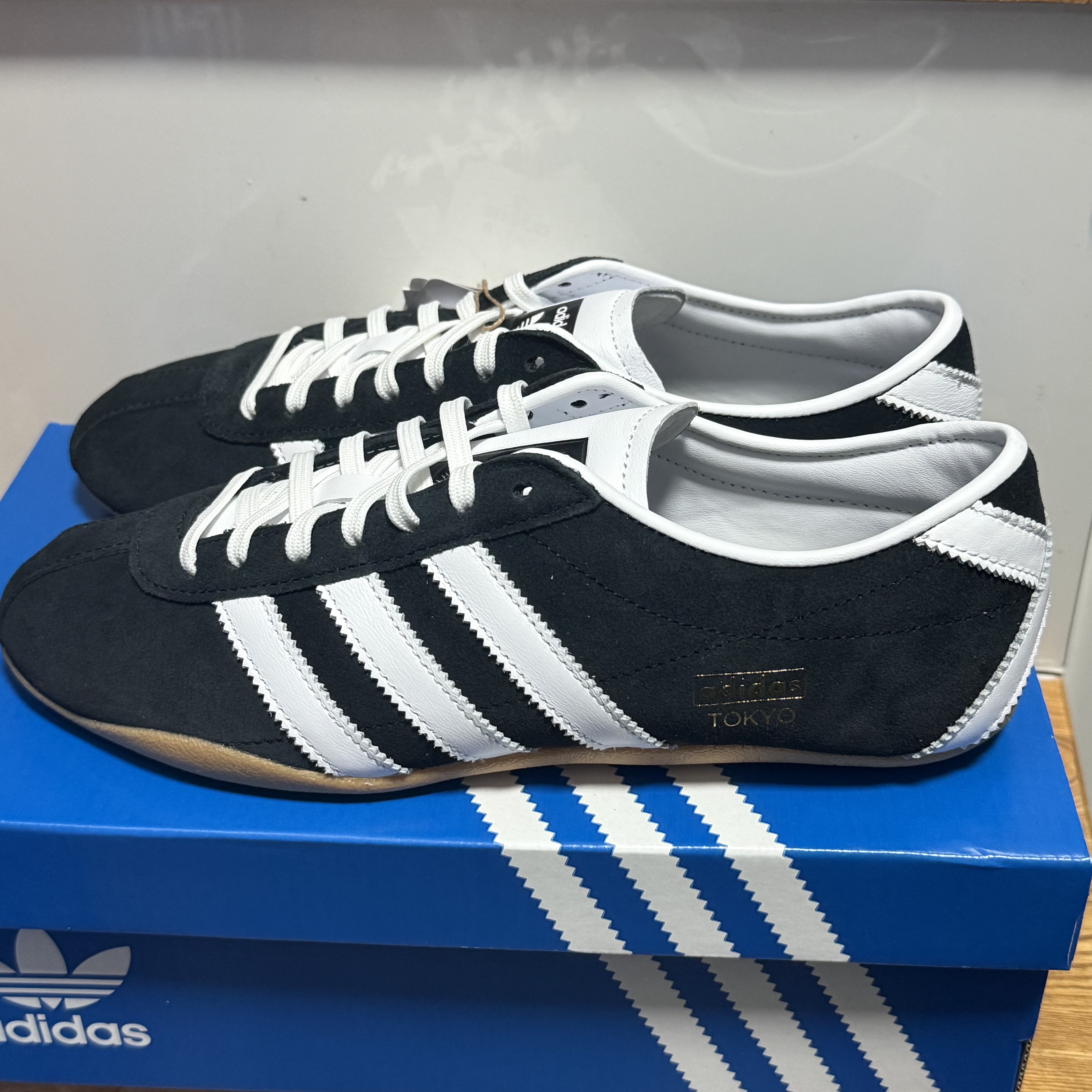 (W) Adidas Tokyo Core Black Cloud White 착용 스타일