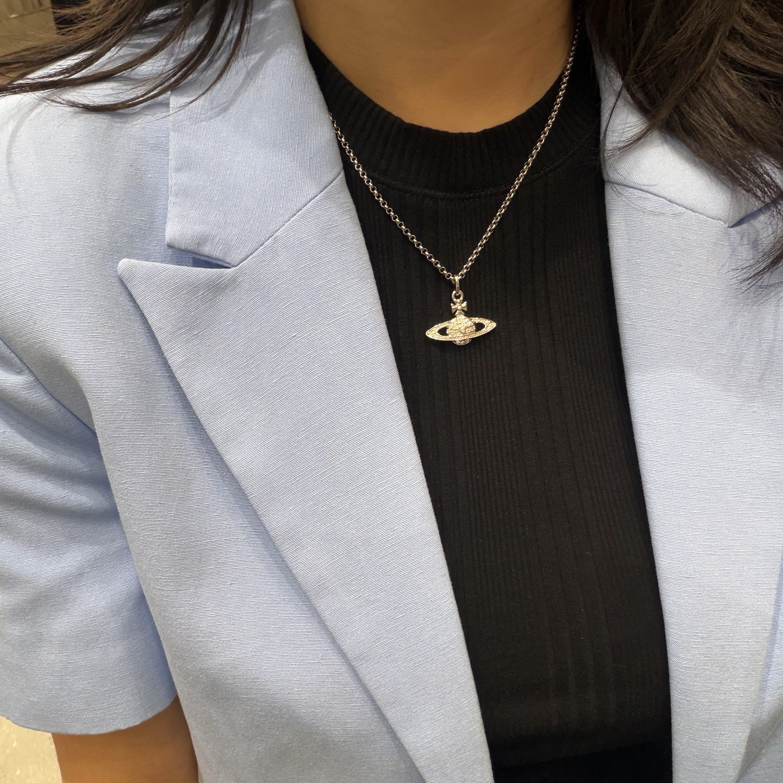 Vivienne Westwood Mini Bas Relief Pendant Silver 착용 스타일