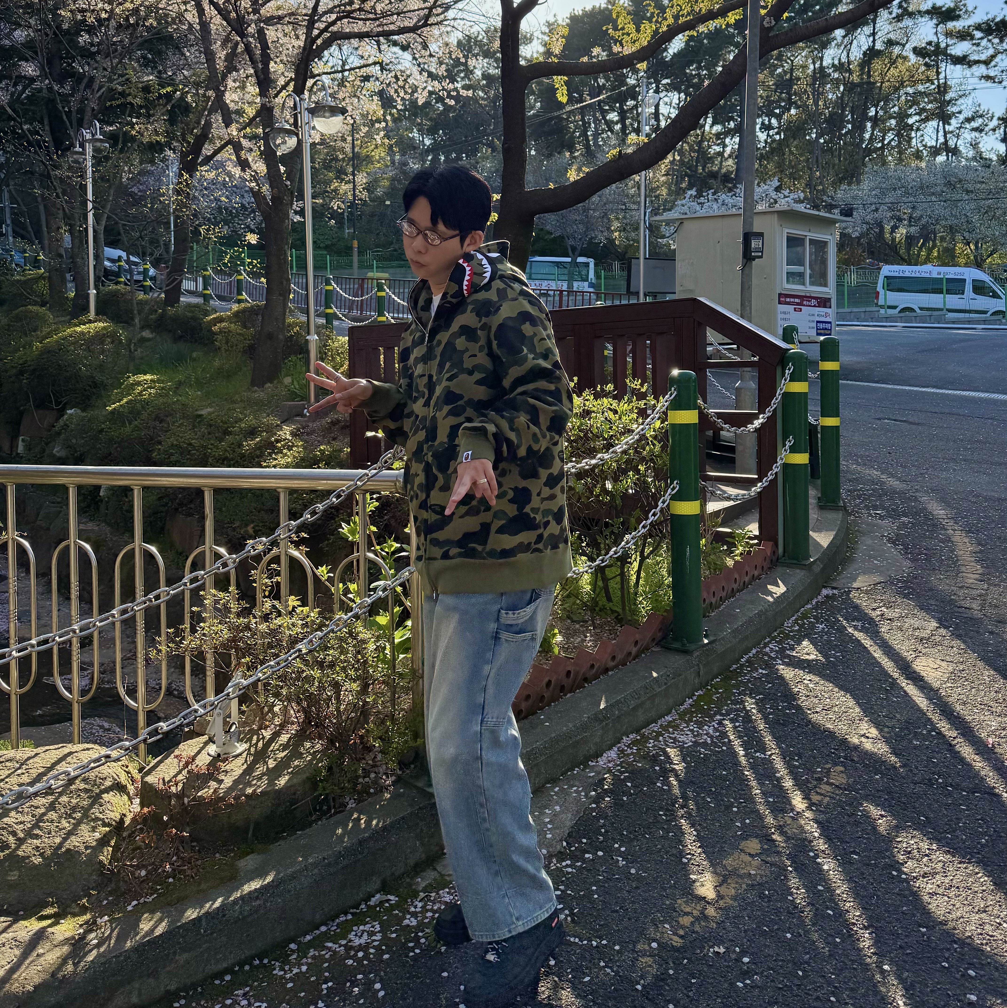 BAPE 1st Camo Shark Full Zip Hoodie Army Green, Nike x Supreme Air Force 1 Low Black 착용 스타일 - 2