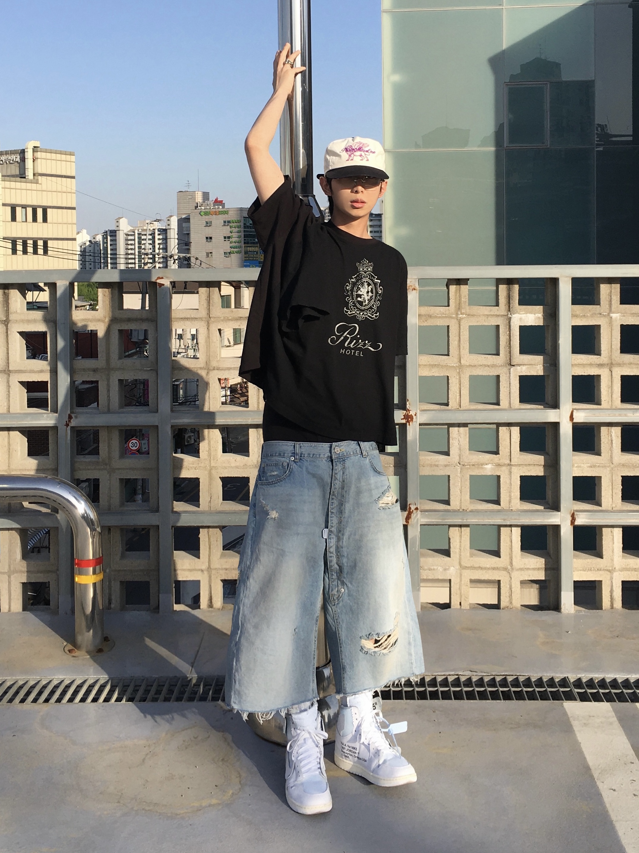 Protocol Index Four Hands T-Shirt Black, Protocol Index Long Zipper Fly Denim Shorts Blue 착용 스타일 - 1
