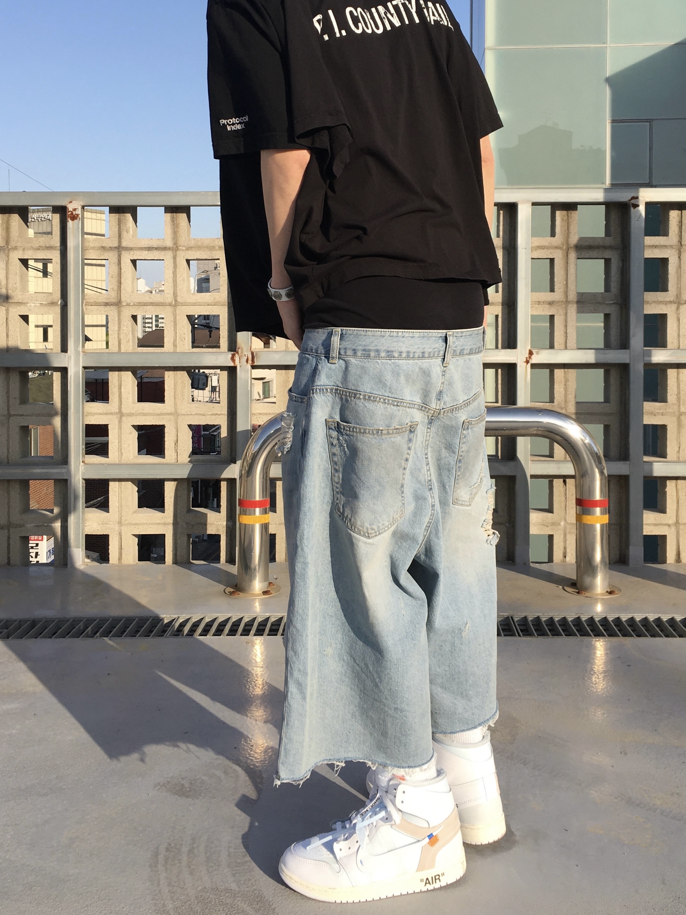 Protocol Index Four Hands T-Shirt Black, Protocol Index Long Zipper Fly Denim Shorts Blue 착용 스타일 - 4