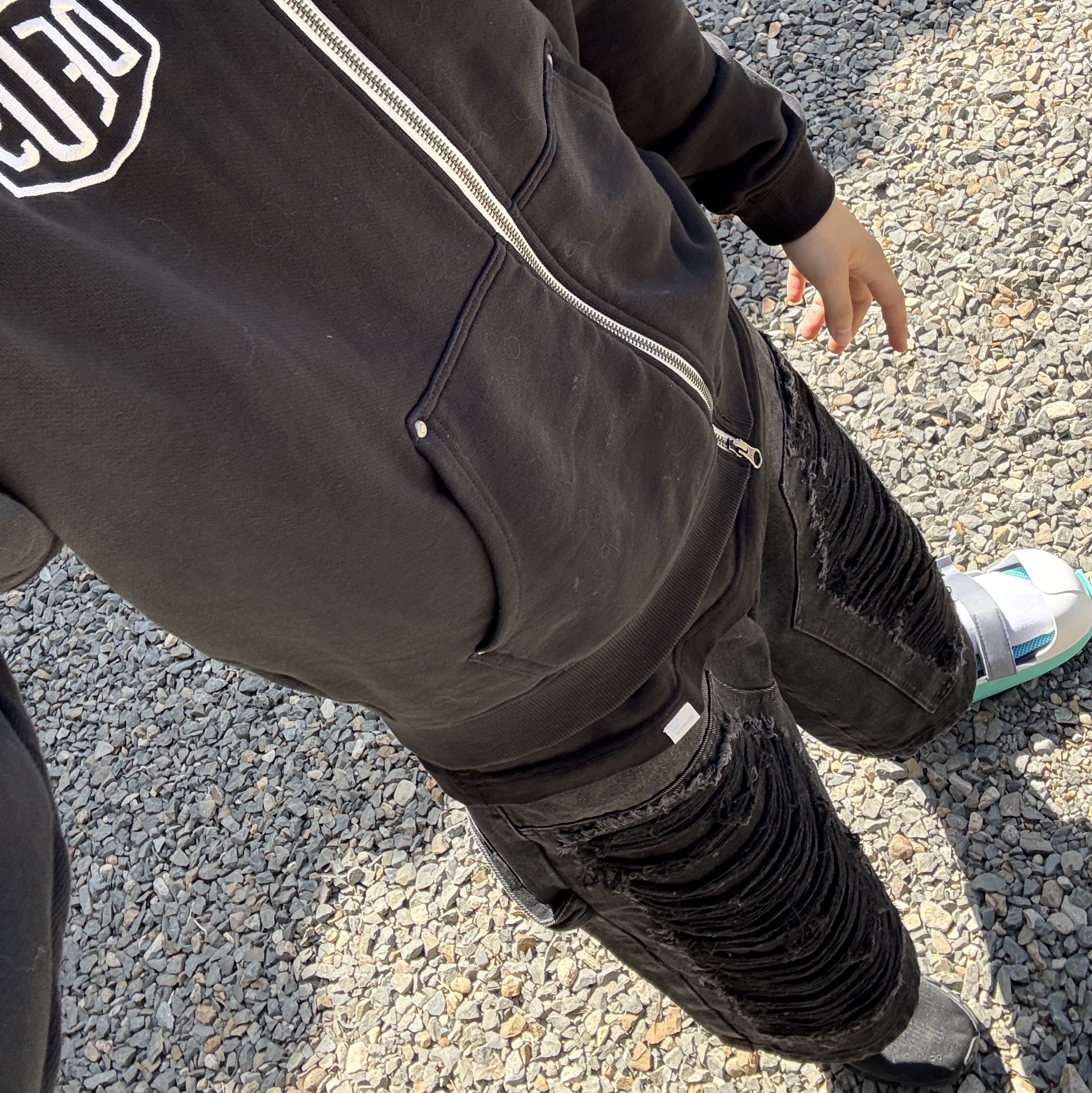 [KREAM 단독] NOMANUAL Destroyed Bermuda Pants Washed Black 착용 스타일 - 1