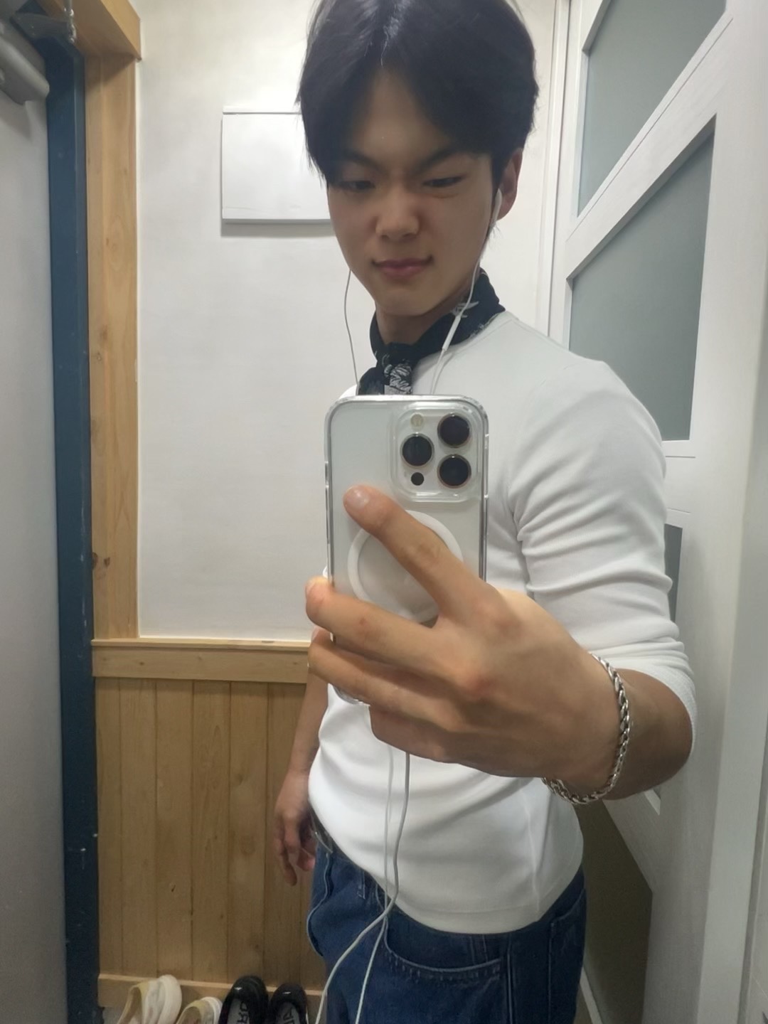 Uniqlo x JW Anderson Straight Jean Blue - KR, (W) Uniqlo Soft Ribbed Crewneck Long Sleeve T-Shirt White - JP 착용 스타일 - 1