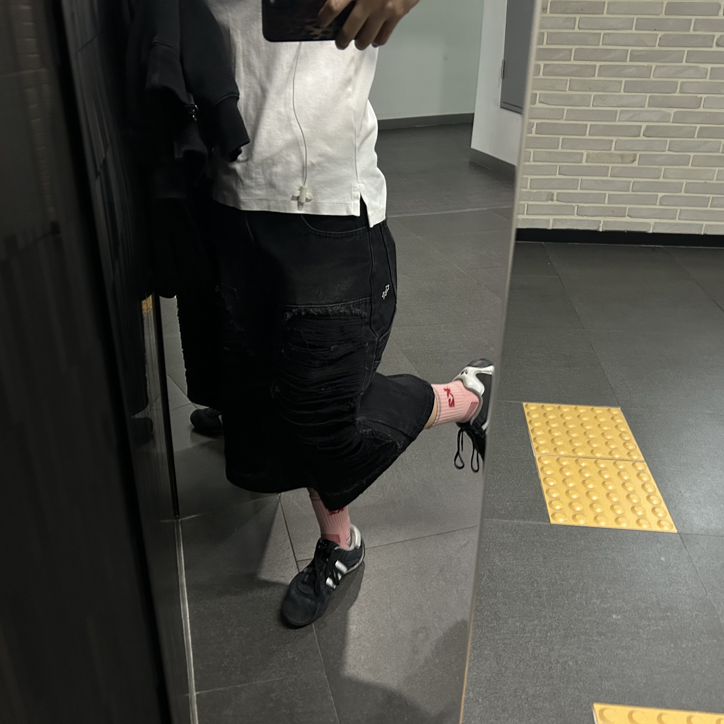 [KREAM 단독] NOMANUAL Destroyed Bermuda Pants Washed Black 착용 스타일 - 1