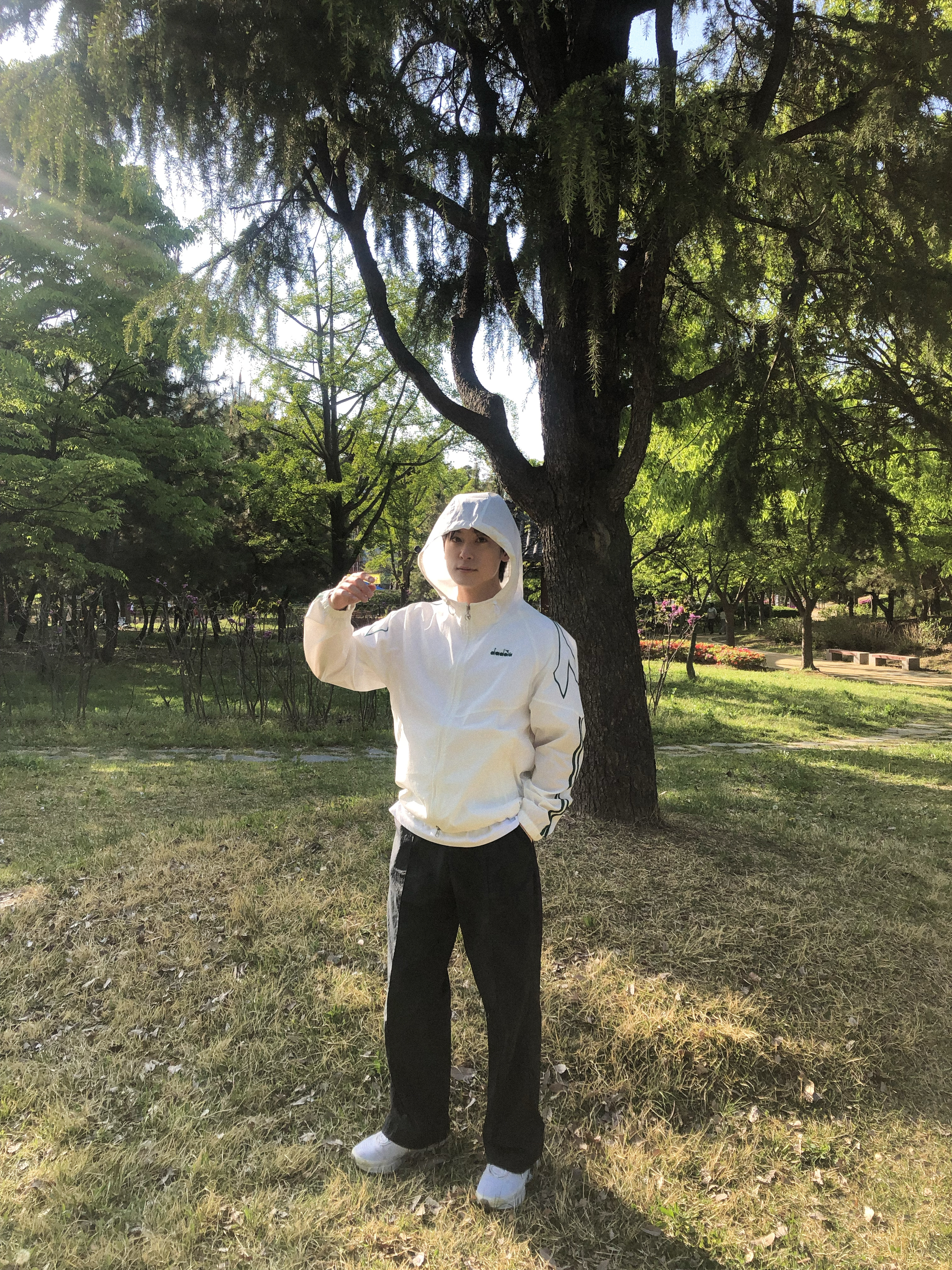 DIADORA Vento Hood Jacket Off White, Nike Air Max Dn White Metallic Silver 착용 스타일 - 5