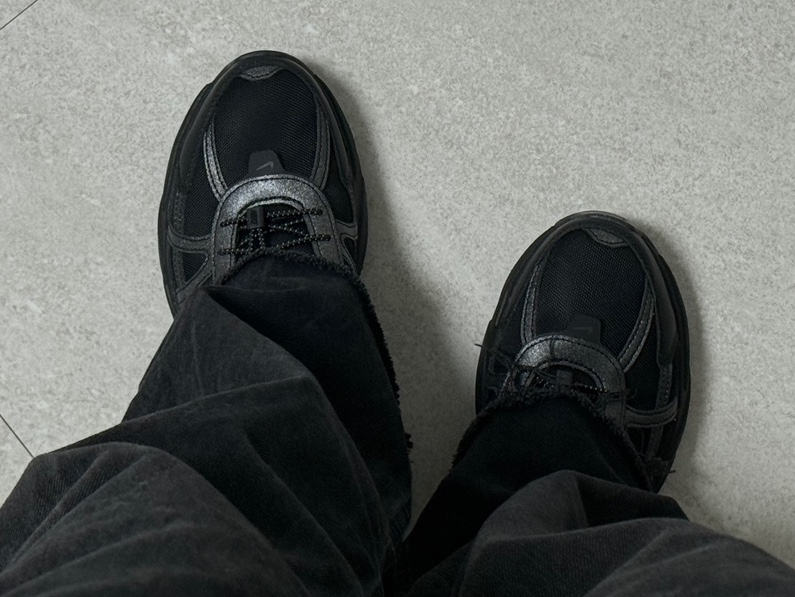 (W) Nike V2K Run Black Metallic Silver 착용 스타일