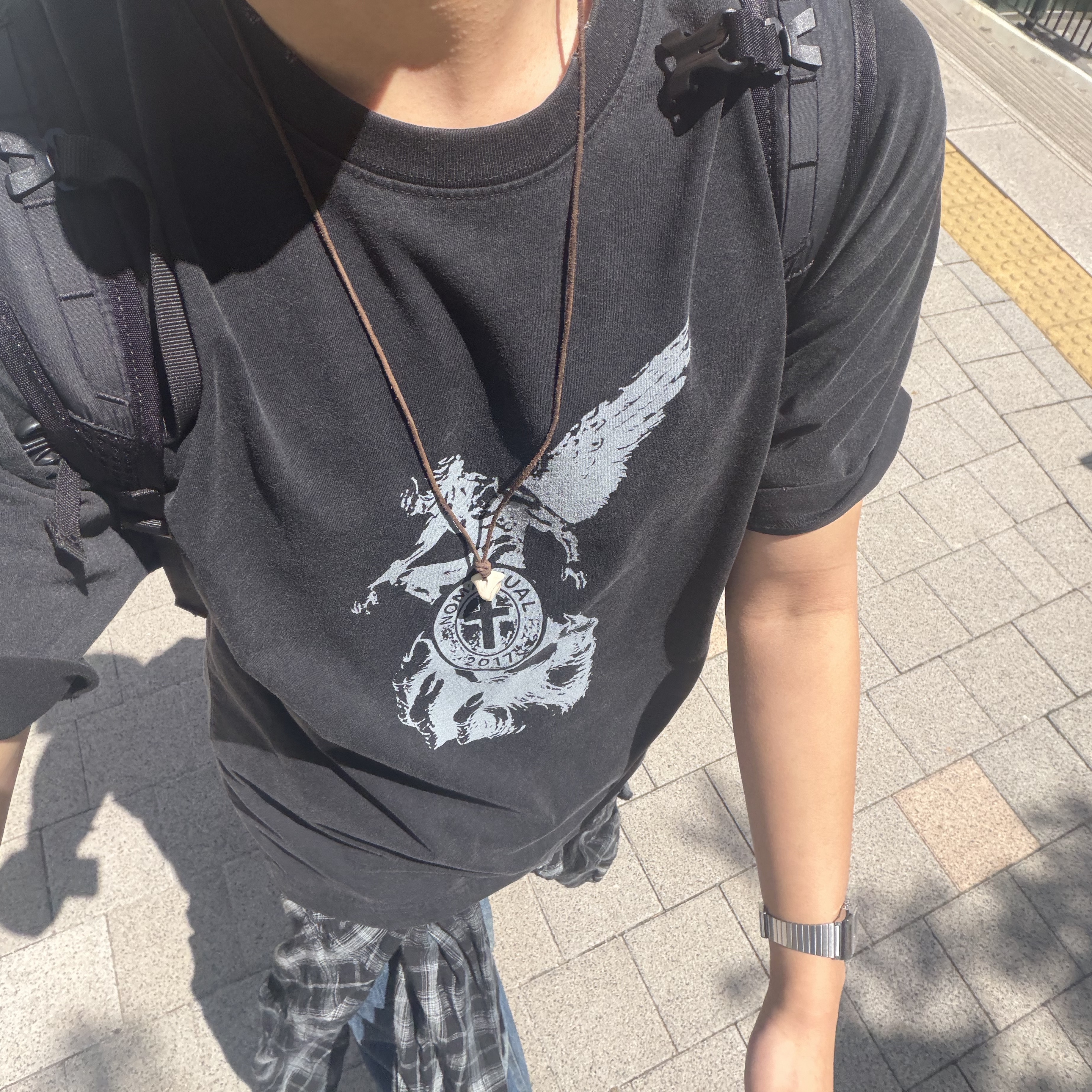 [KREAM 단독] NOMANUAL Devil Ring Damaged T-shirt Washed Black, NOMANUAL O.D Check Shirt Black 착용 스타일 - 6