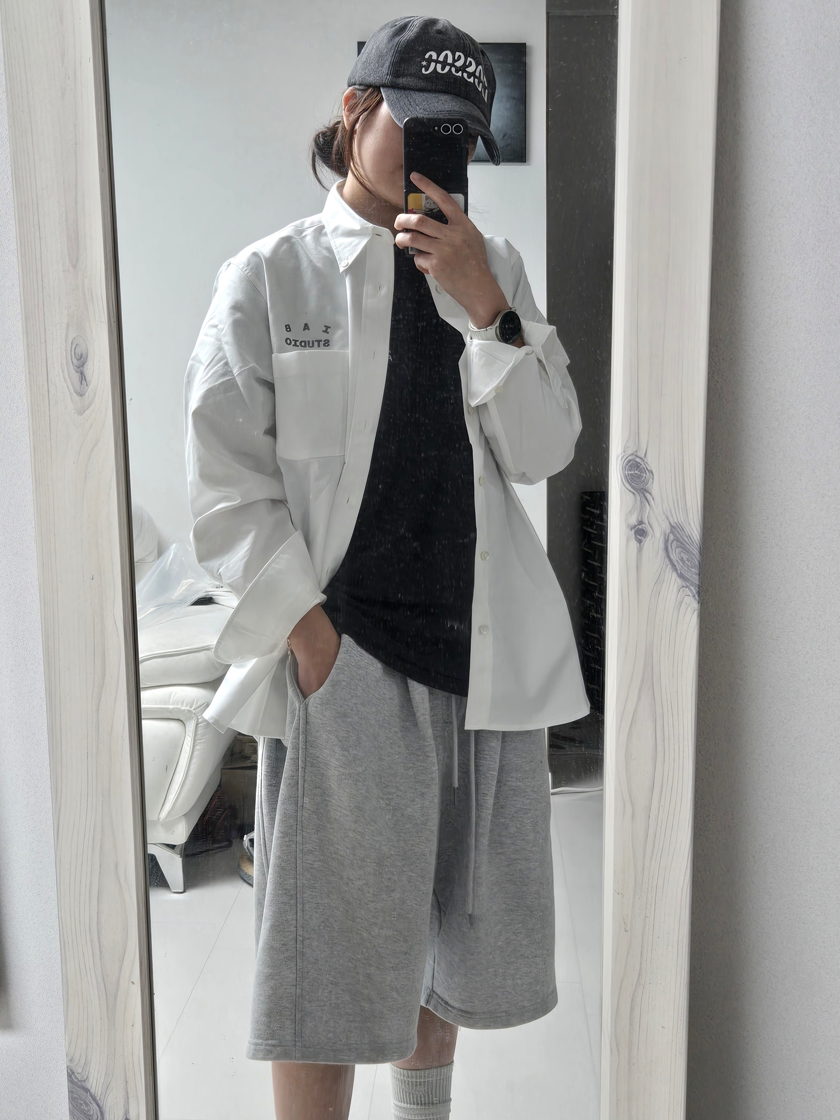 IAB Studio IAB Shirt White 착용 스타일 - 2
