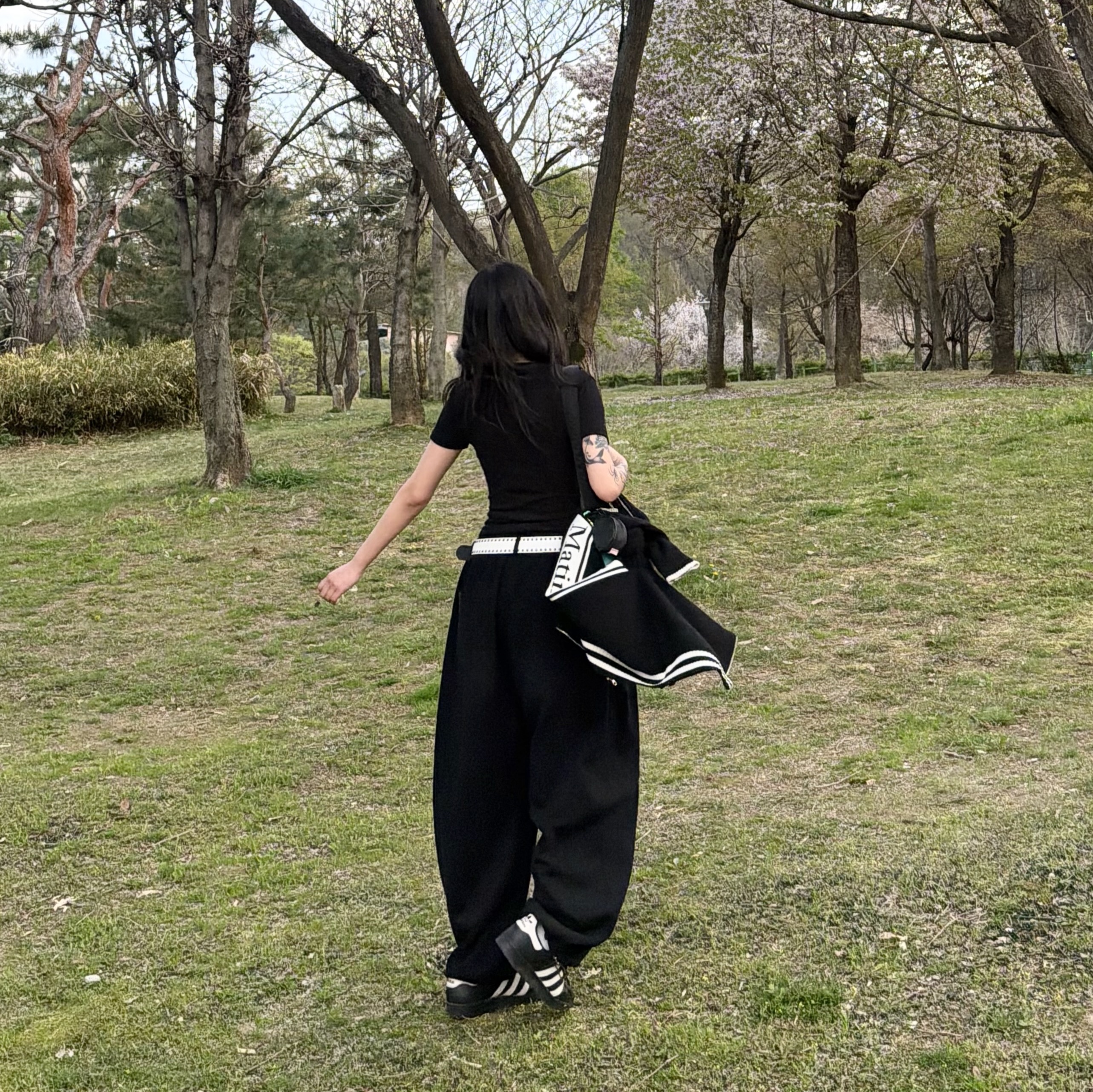 Matin Kim Spell Point Stripe Knit Cardigan Black, Adidas Superstar Core Black White 착용 스타일 - 2