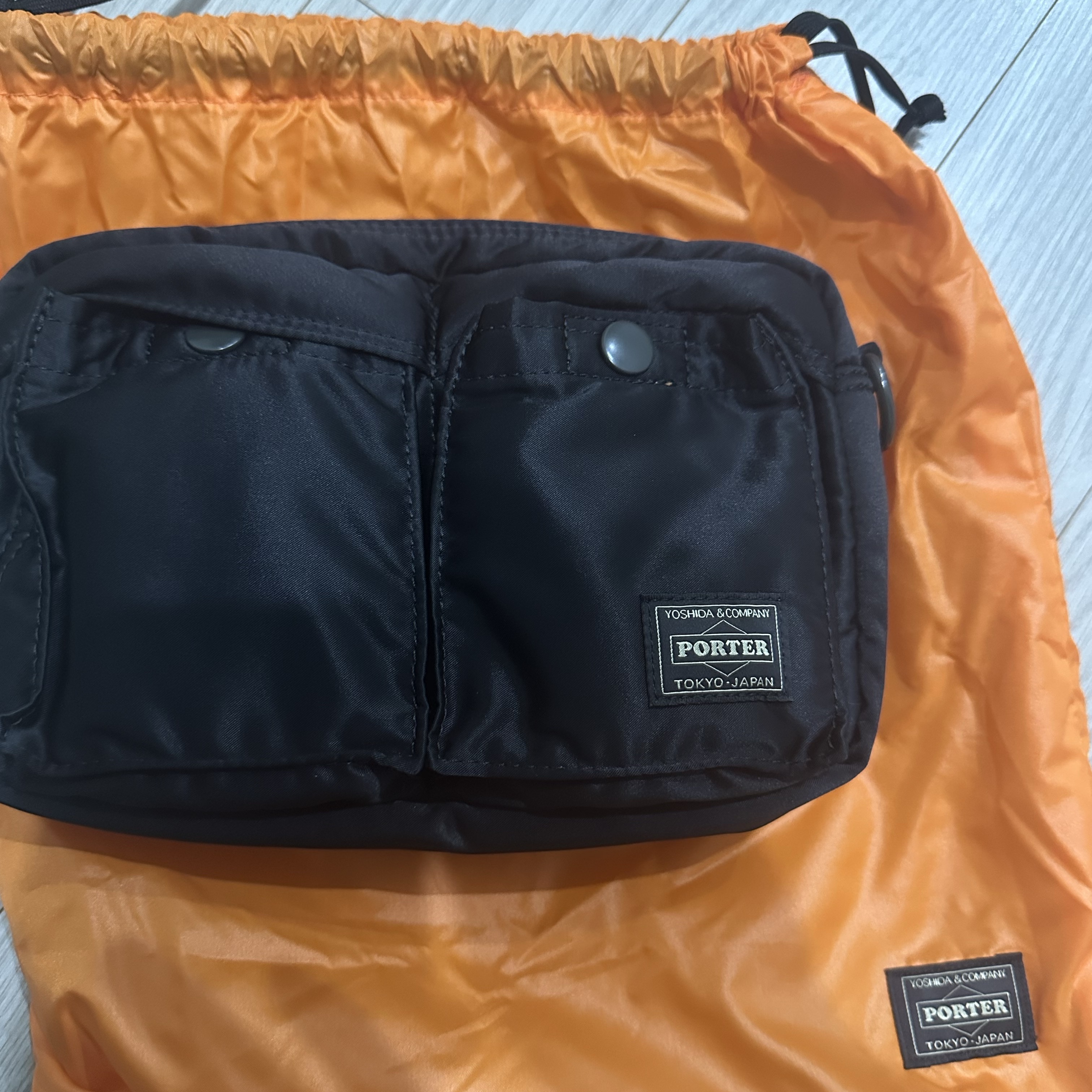 Porter All New Tanker Sling Bag Black 착용 스타일