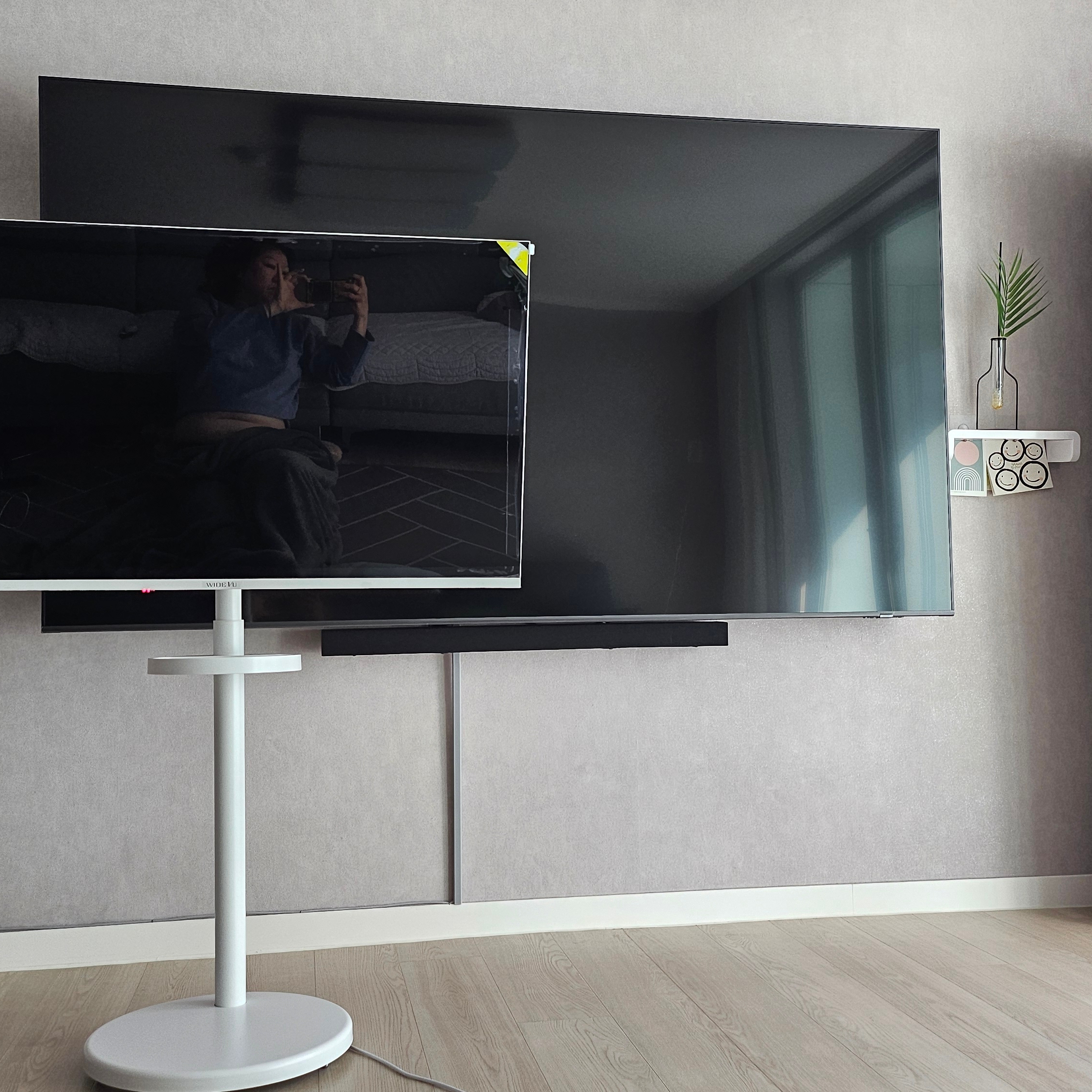 [15% 쿠폰] WIDEVU WideMovingVu White Edition V3 Set QLED 109cm (43 in) 4K UHD Smart Mobile TV 착용 스타일 - 2