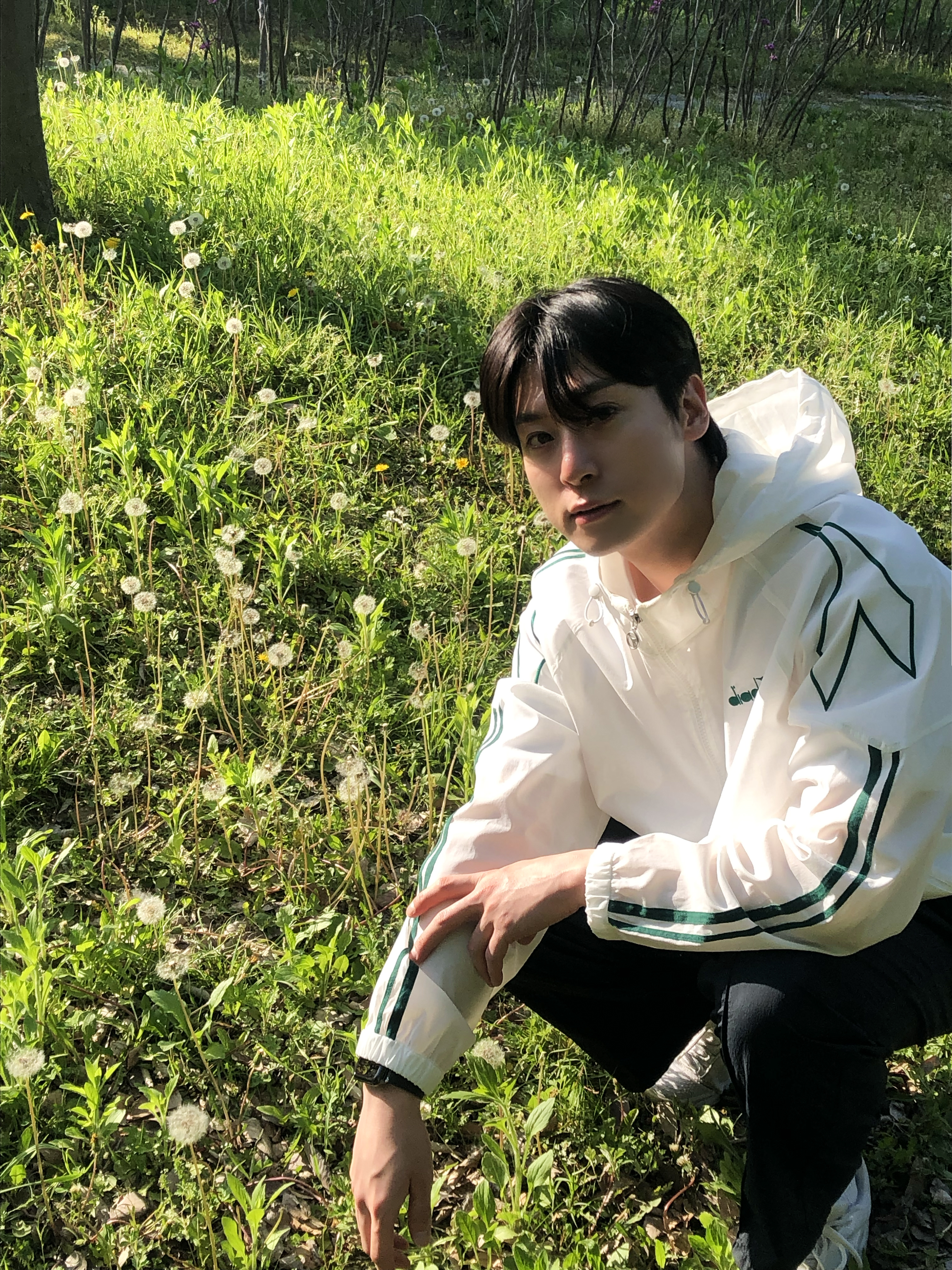 DIADORA Vento Hood Jacket Off White, Nike Air Max Dn White Metallic Silver 착용 스타일 - 1