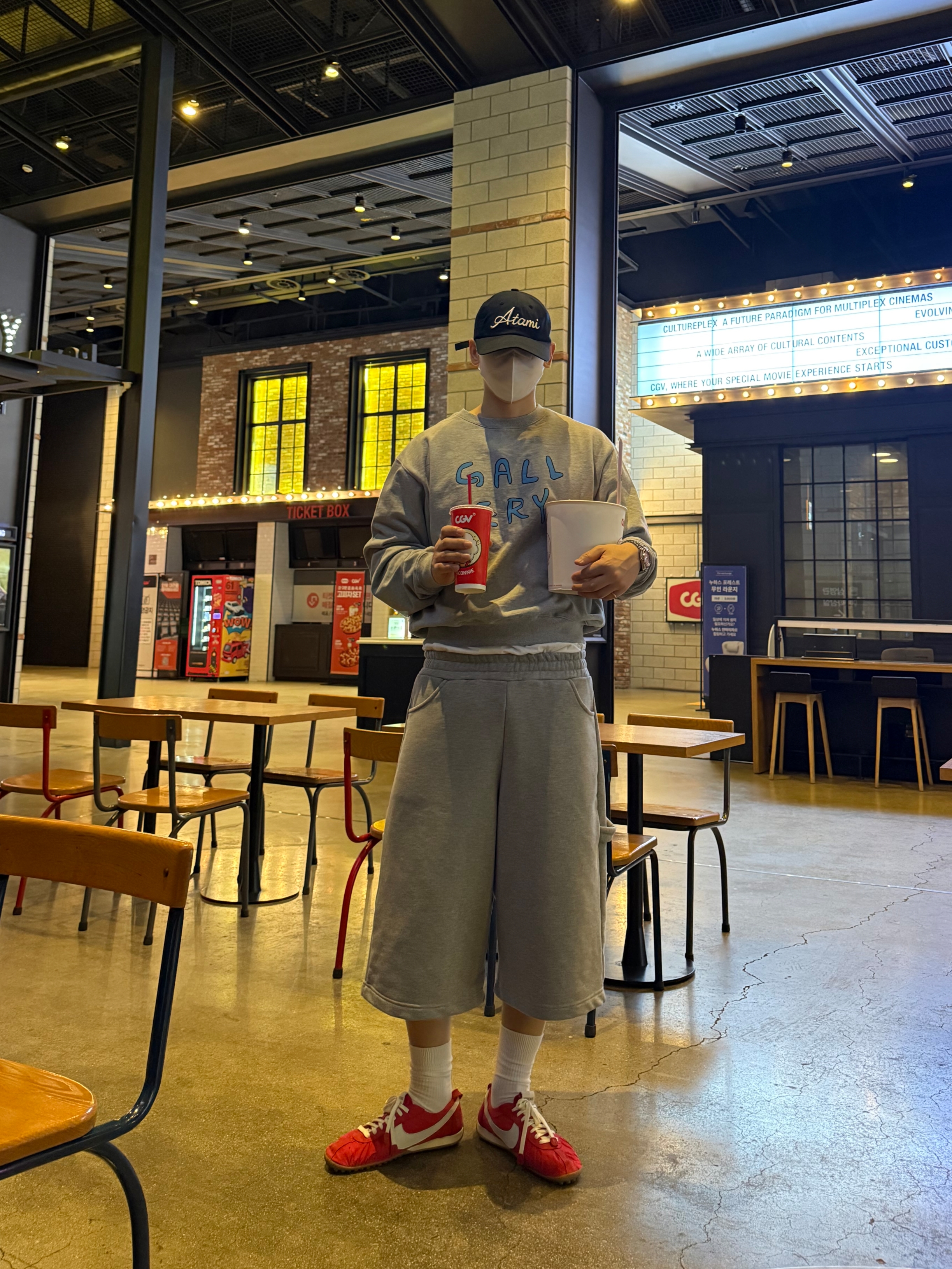Nike x Jacquemus Moon Shoe SP University Red and Bicycle Yellow, MJD Wide Carpenter Bermuda Shorts Melange Grey 착용 스타일 - 1