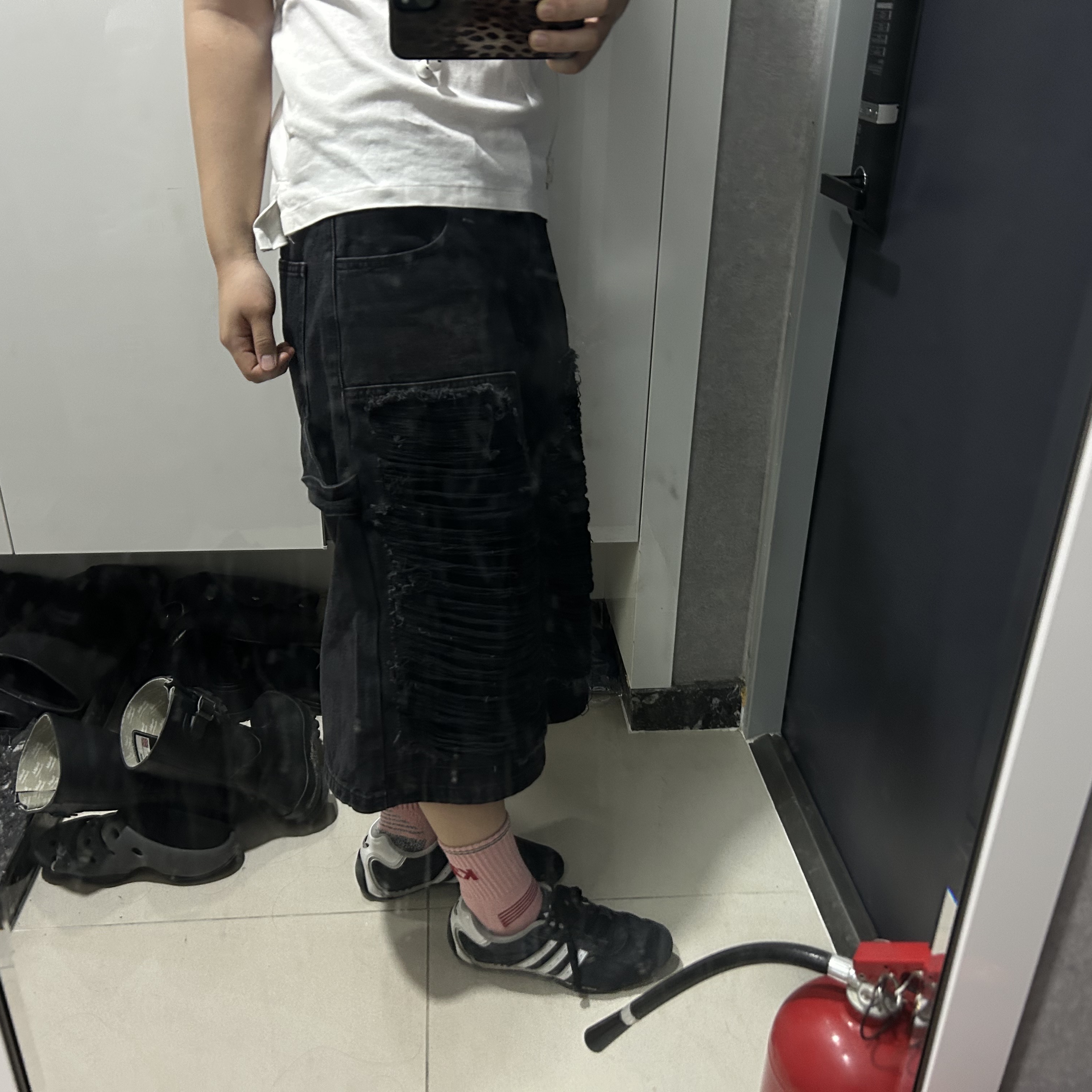 [KREAM 단독] NOMANUAL Destroyed Bermuda Pants Washed Black 착용 스타일 - 3