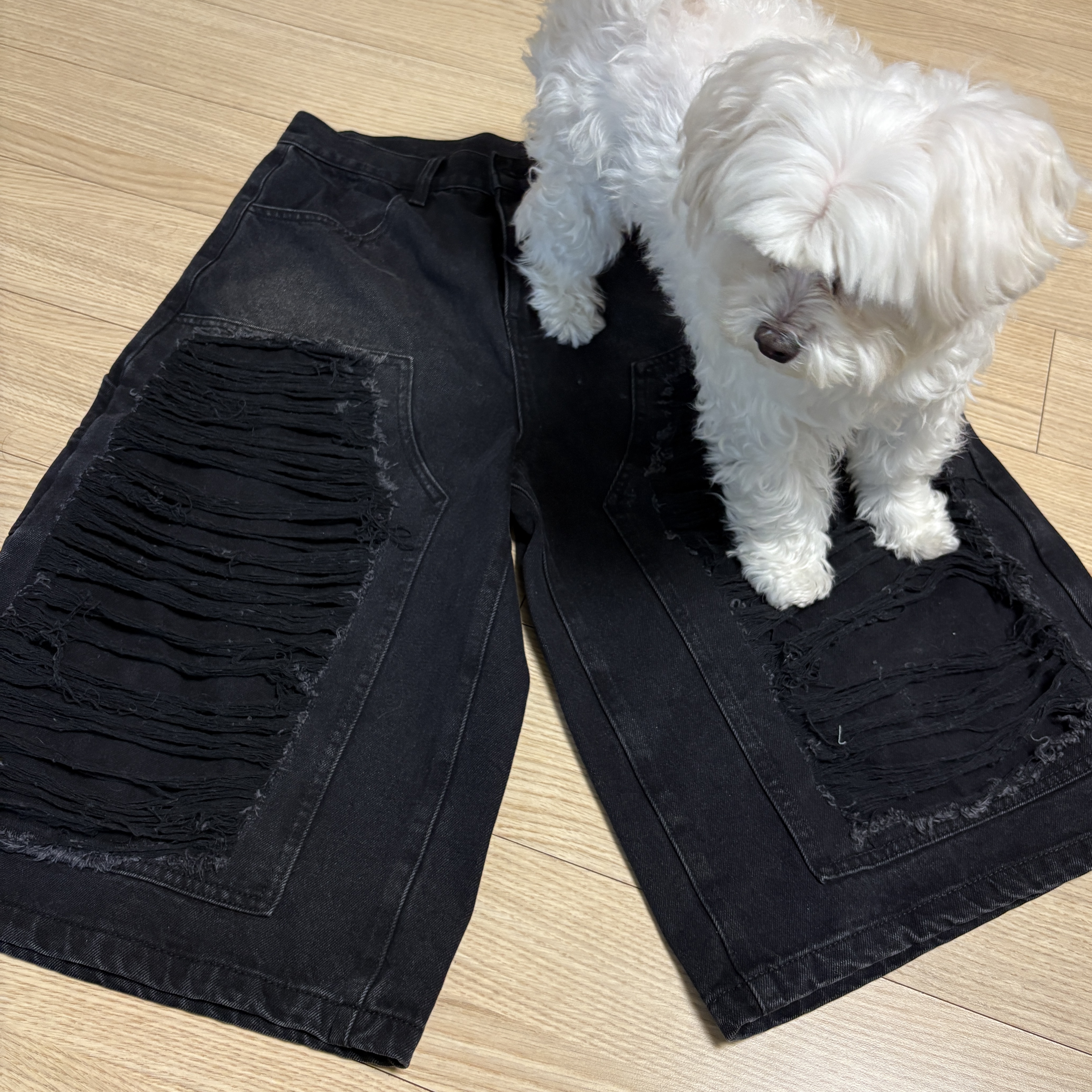 [KREAM 단독] NOMANUAL Destroyed Bermuda Pants Washed Black 착용 스타일 - 3