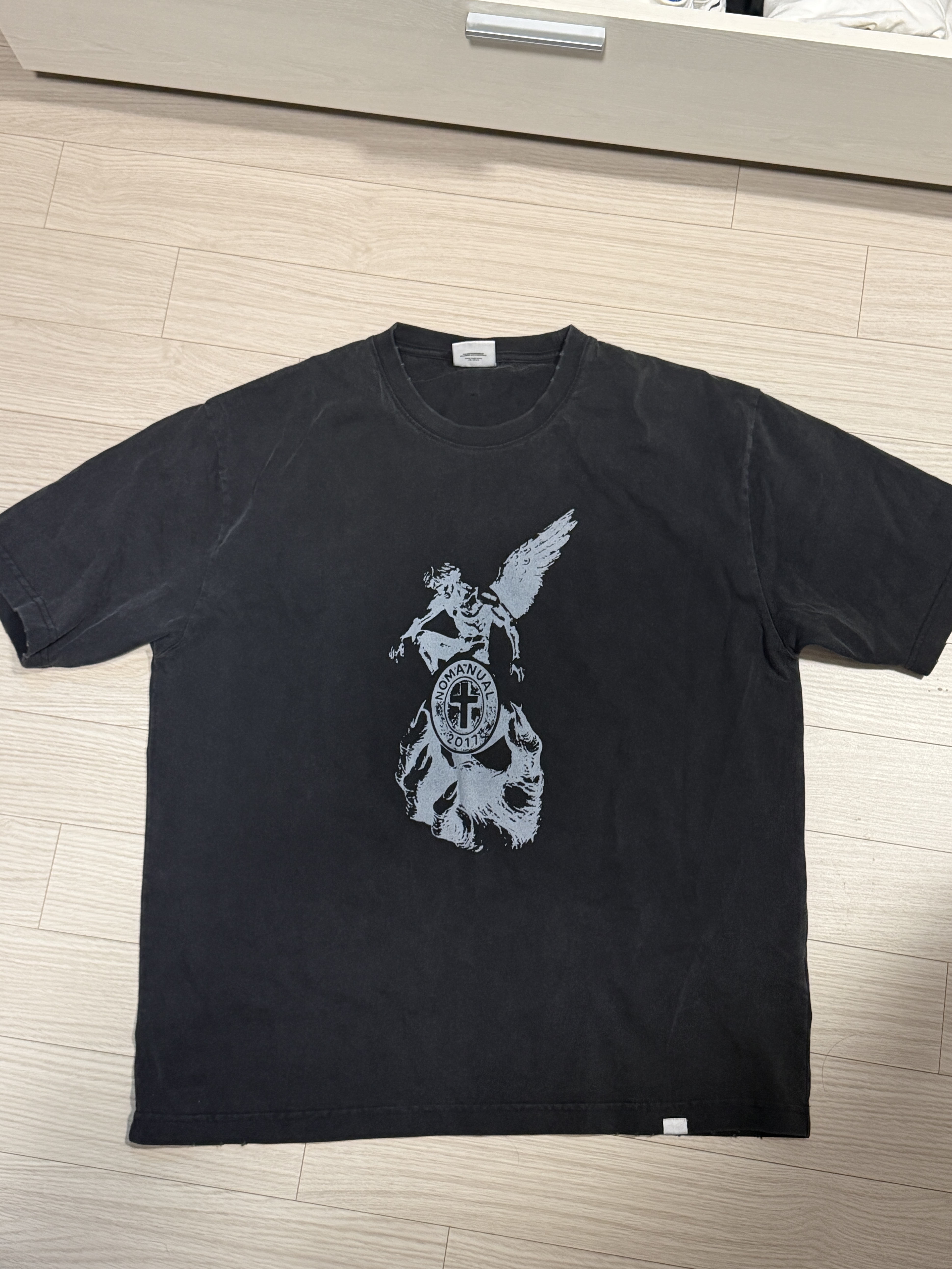 [KREAM 단독] NOMANUAL Devil Ring Damaged T-shirt Washed Black 착용 스타일 - 6
