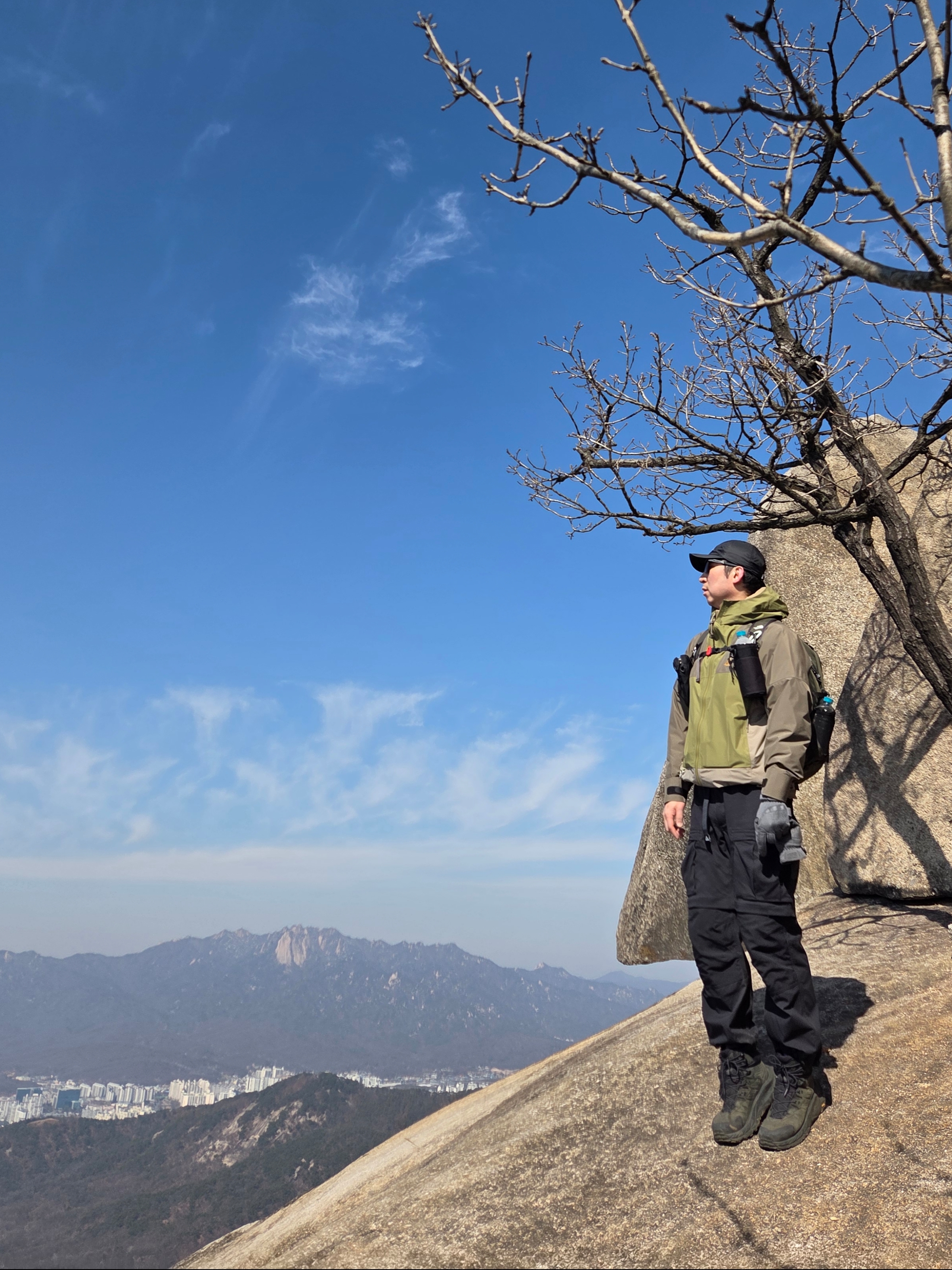 Nike ACG Storm-Fit ADV Cascade Rains Full Zip Shell Jacket Medium Olive - Asia, Hoka Kaha 2 Gore-Tex Black 착용 스타일 - 1