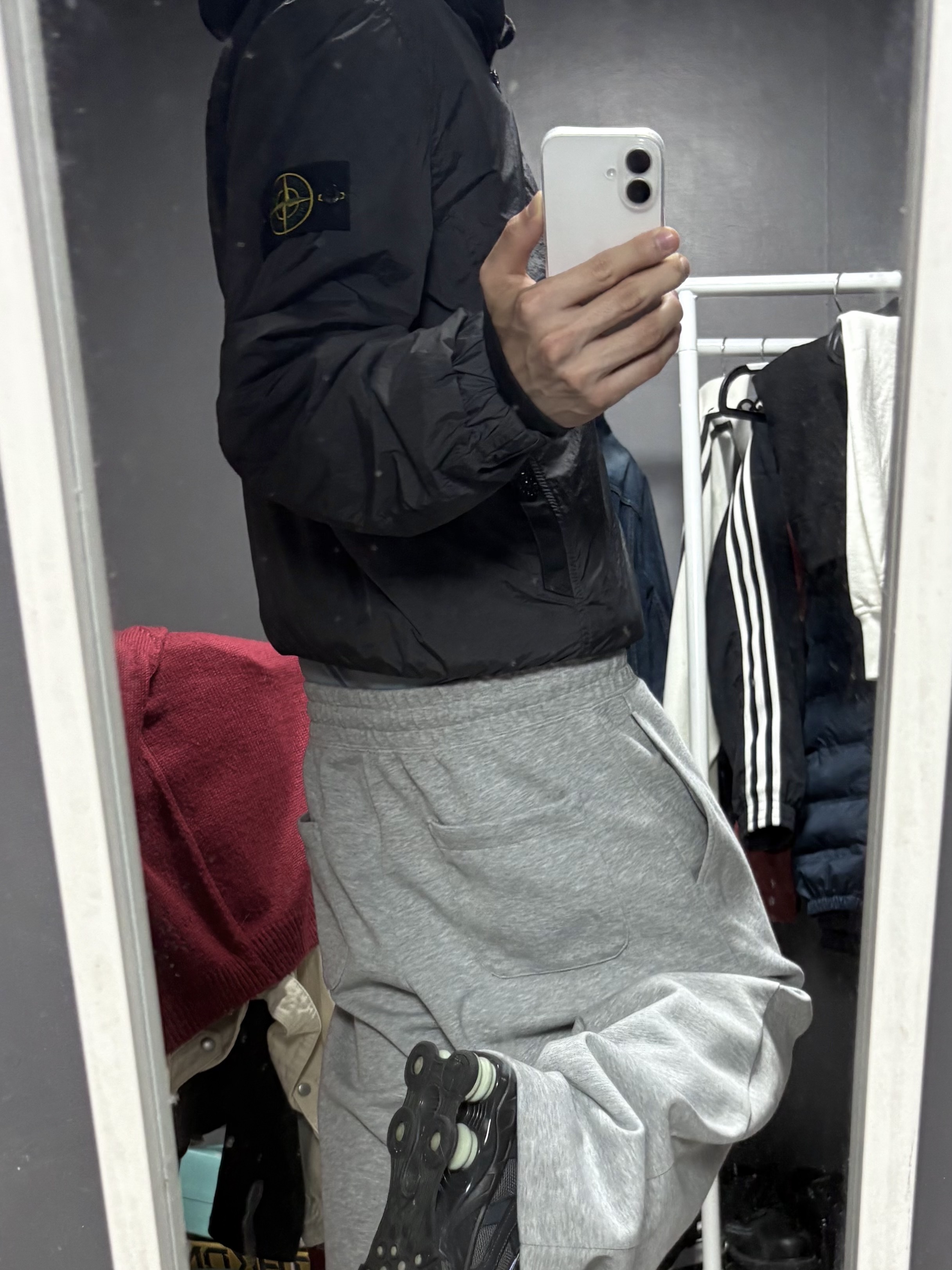 Stone Island 4100037 Crinkle Reps R-NY Wind-Resistant Jacket with Anti-Drop and Mesh Lining Charcoal Grey - 25SS 착용 스타일 - 2