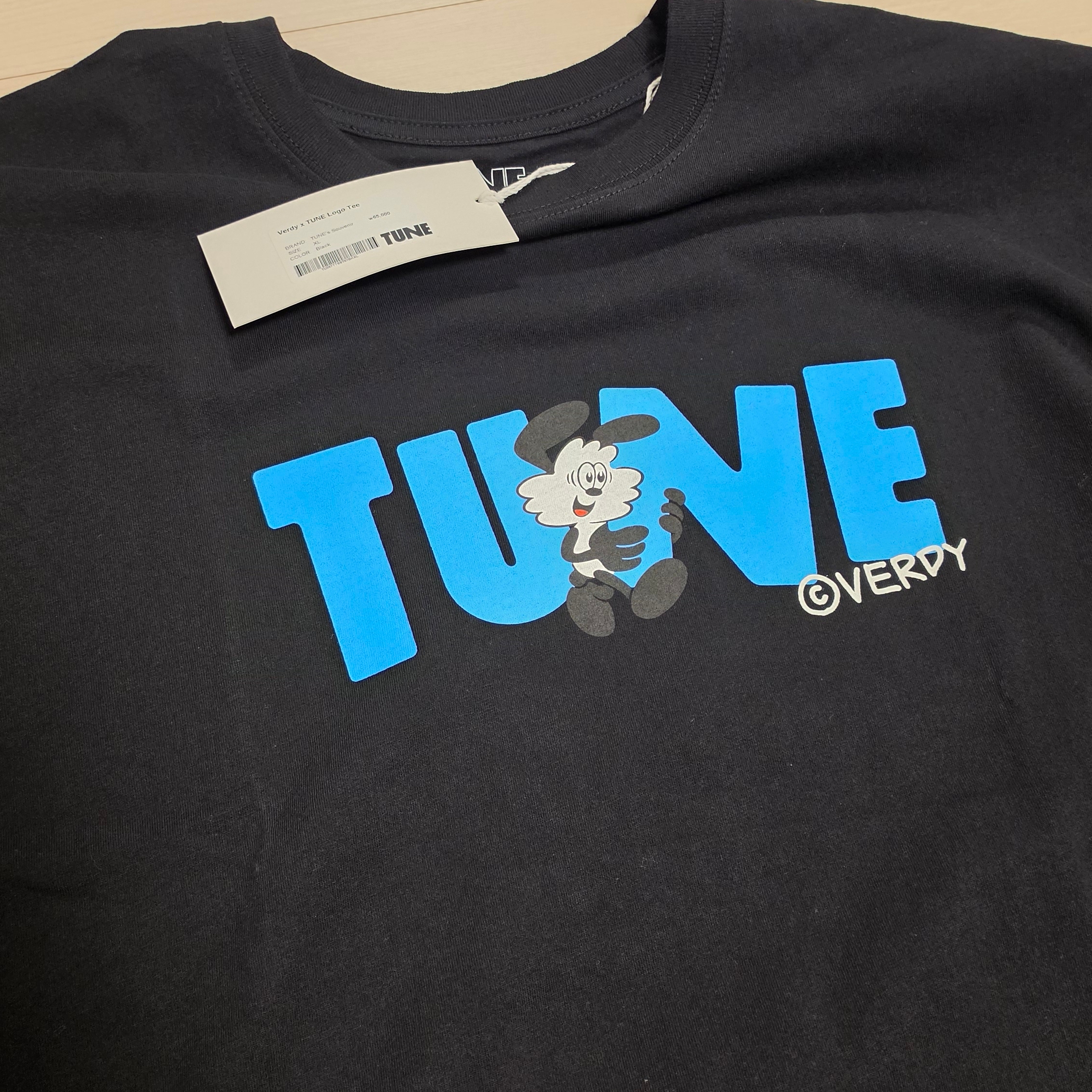 Verdy x Tune Logo T-Shirt Black 착용 스타일 - 3