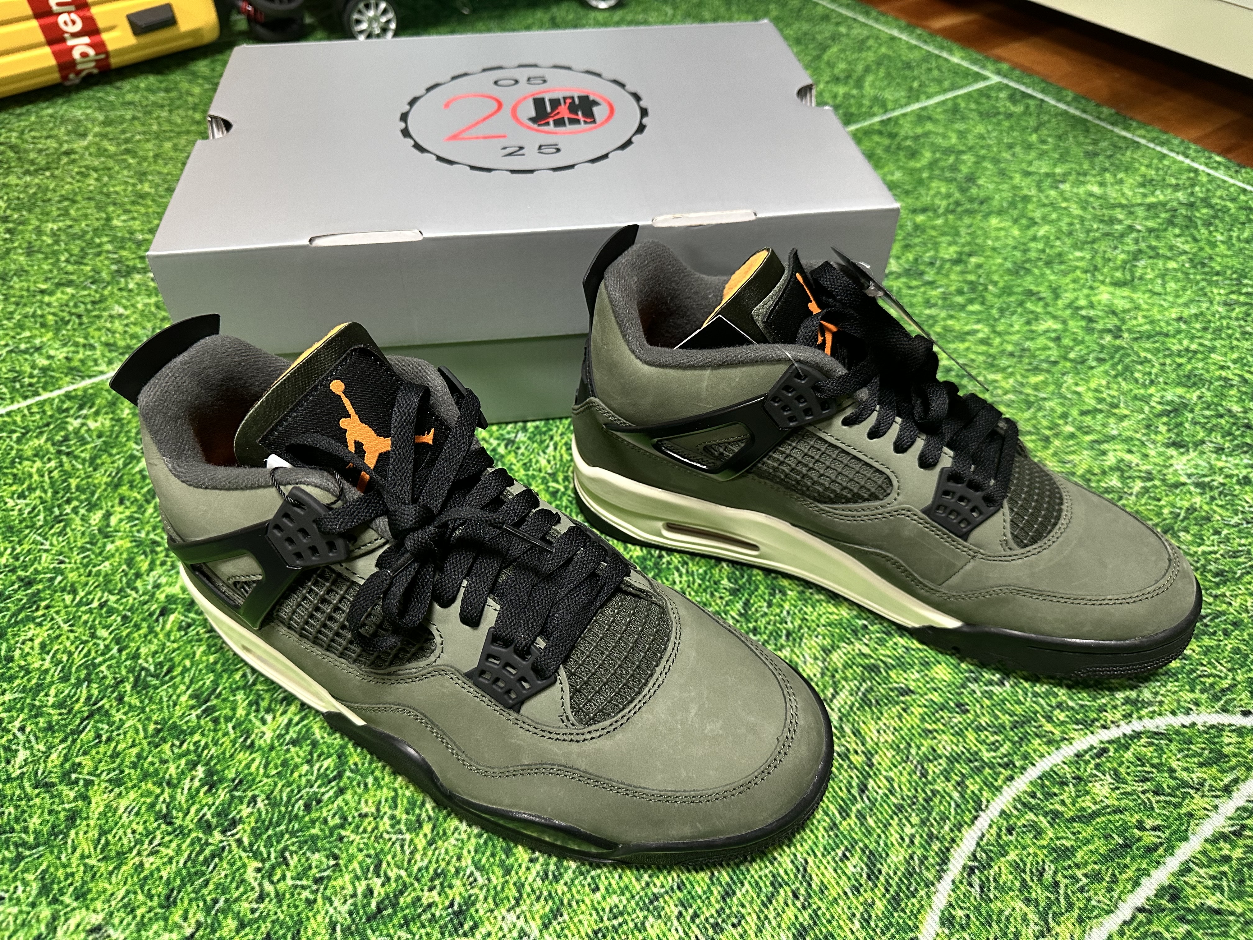 Jordan 4 x Undefeated Retro OG SP Deep Green and Clementine 착용 스타일