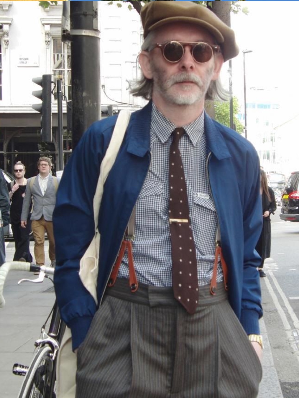 Thom Browne Bird & Bee Jacquard Classic Tie Navy, Thom Browne Pebble Grain Leather 4-Bar Classic Belt Navy 착용 스타일 - 2