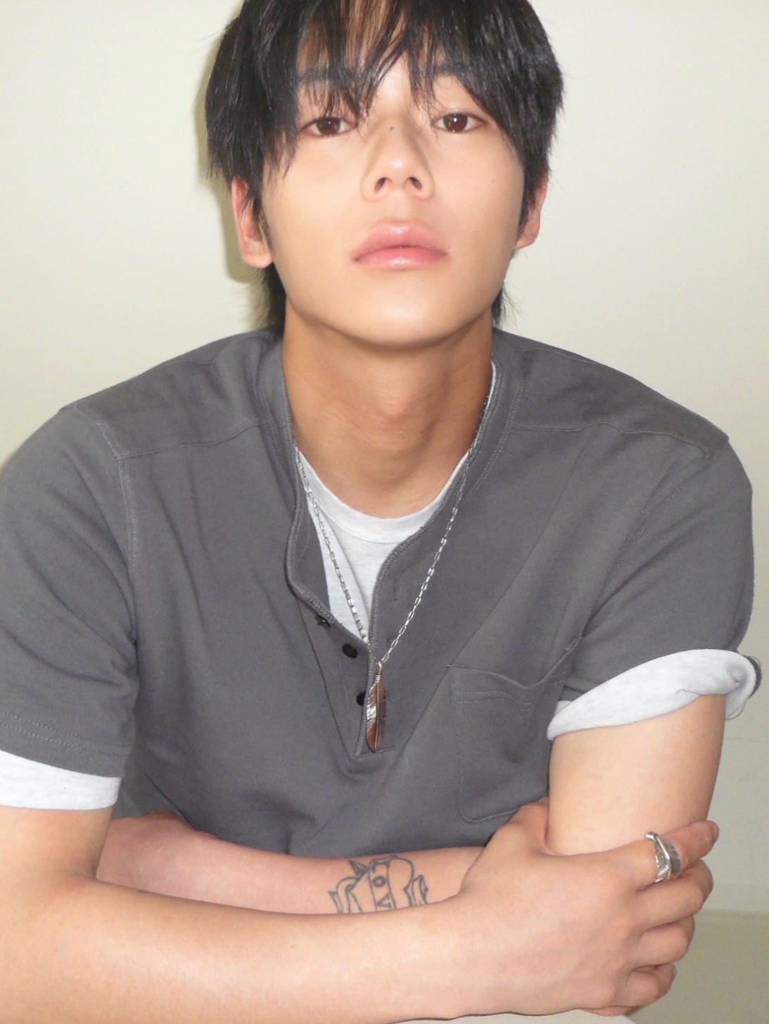 [KREAM 단독] Folk/N Feather Ring Silver - 26SS, [KREAM 단독] Folk/N Feather Necklace Silver - 26SS 착용 스타일 - 1