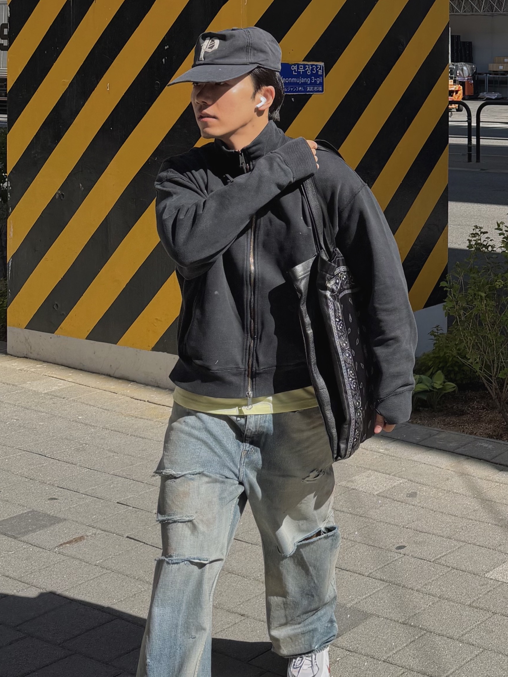 [KREAM 단독] Partimento Reworks Distress Old P Ball Cap VTG Black, [KREAM 단독] Partimento Reworks Stand Collar Sweat Zip-up VTG Black 착용 스타일 - 1