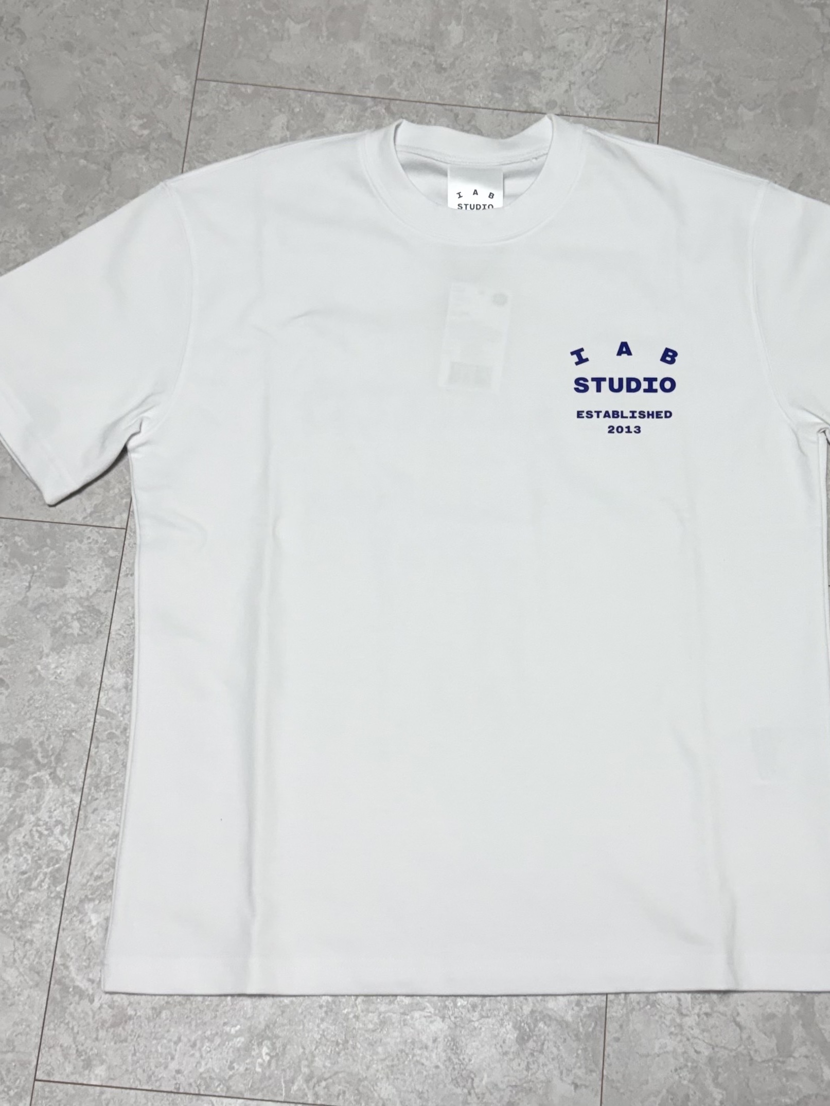 IAB Studio 26 IAB T-Shirt White Navy 착용 스타일
