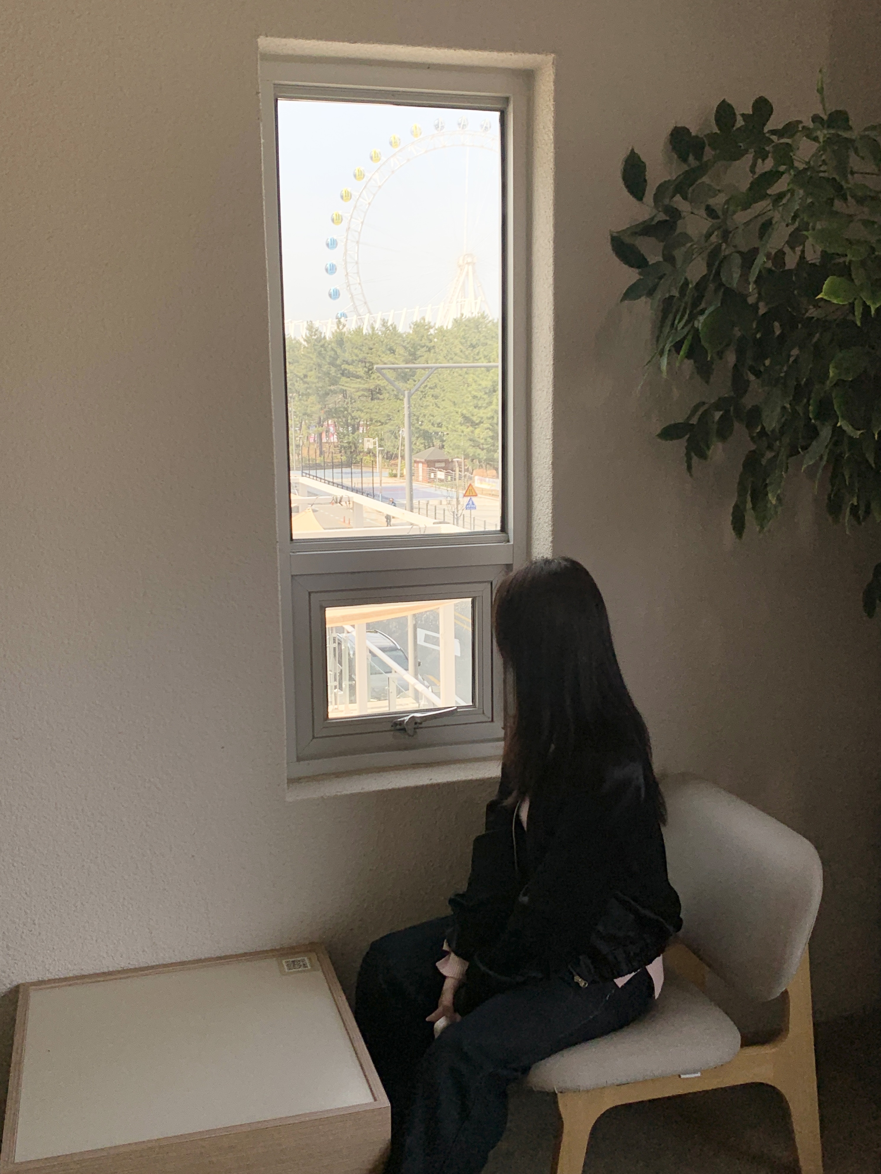 (W) Hoka Bondi 9 Black - Regular, Saint Laurent Black Monogram Niki Medium Bag with Silver Chain Strap in Crinkled Vintage Leather Black 착용 스타일 - 2