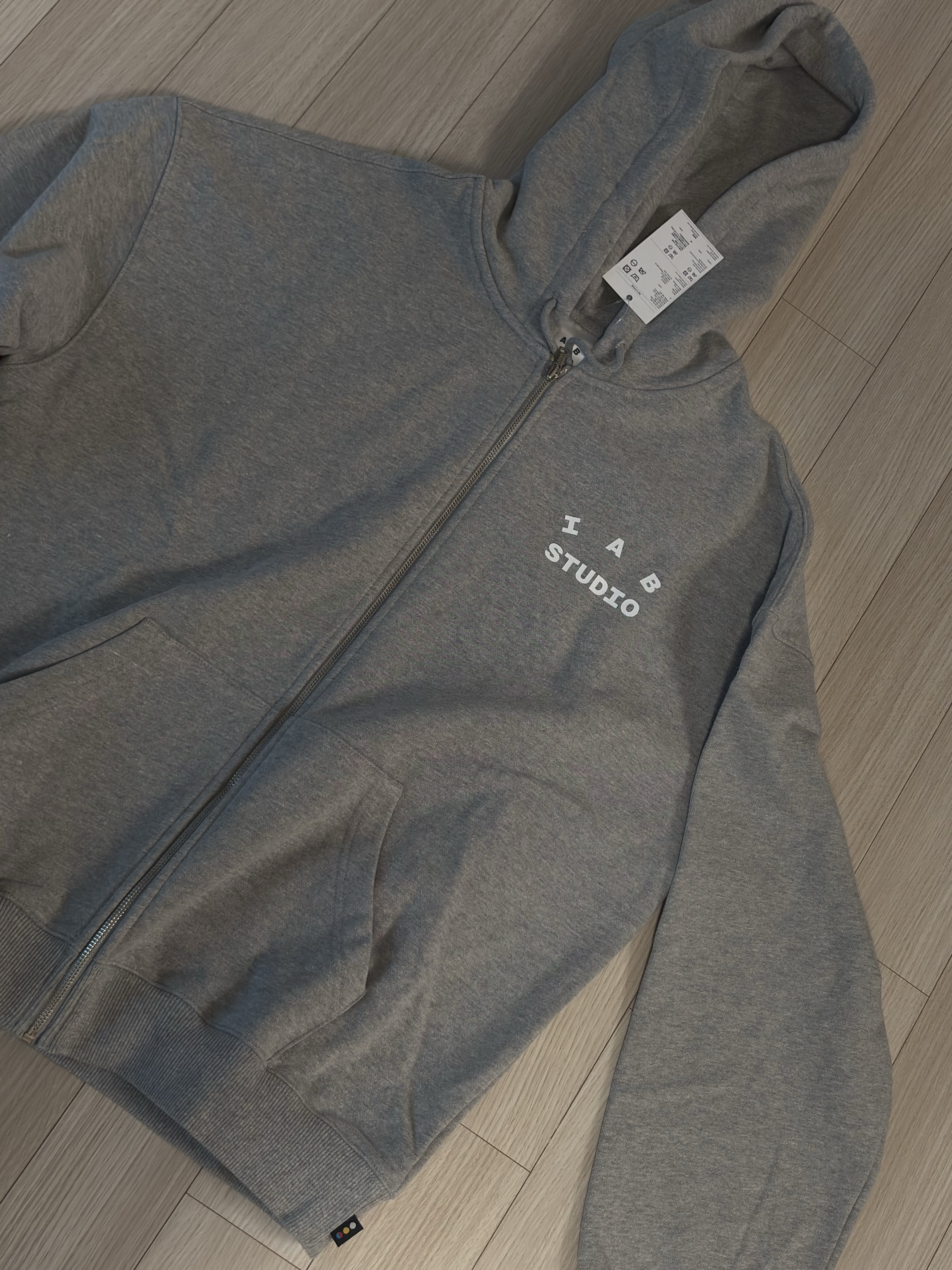 IAB Studio Zip-Up Hoodie Melange Gray - 26SS 착용 스타일