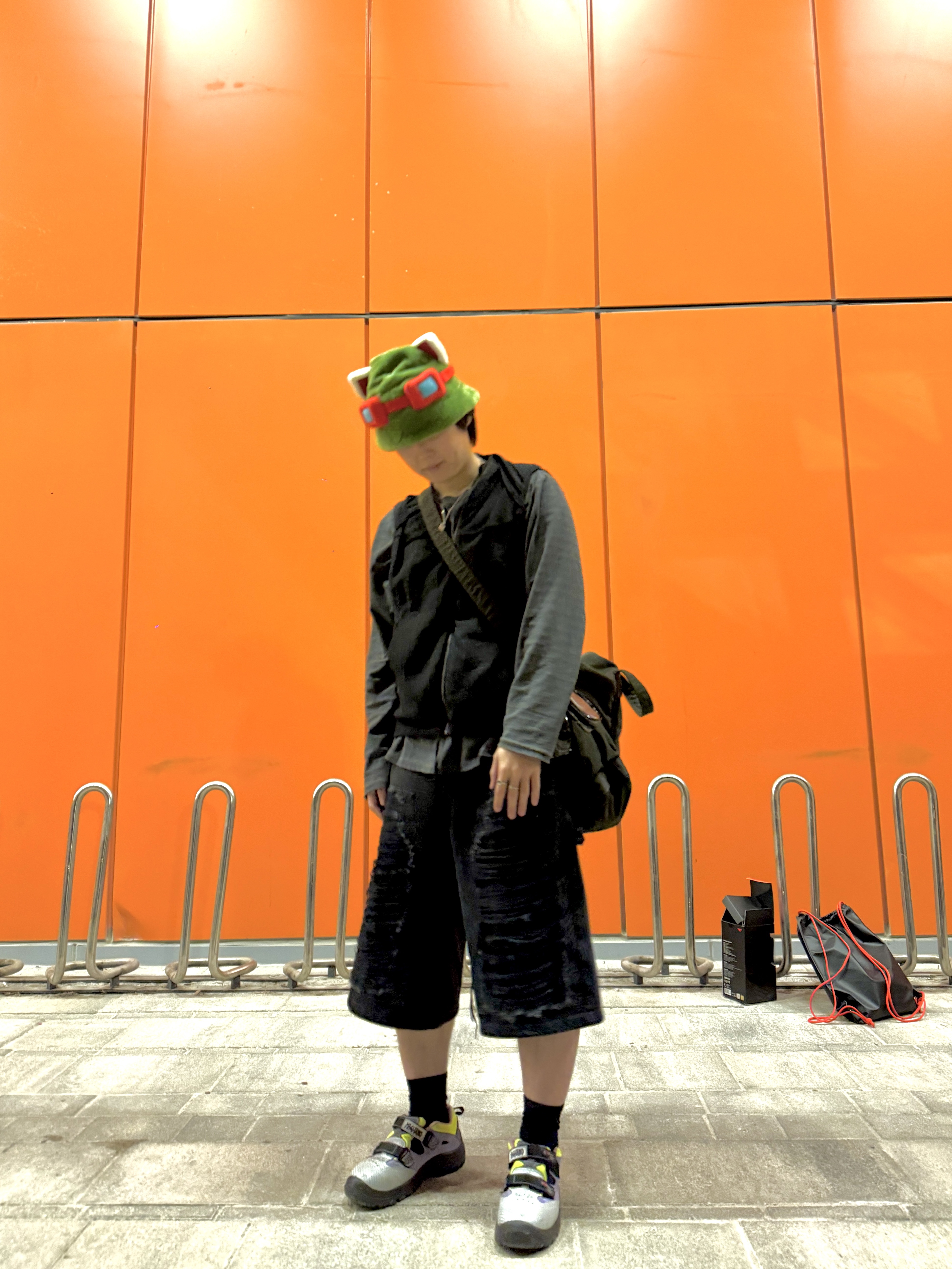 [KREAM 단독] NOMANUAL Destroyed Bermuda Pants Washed Black, Magliano x Upower Scandy Rave Megamix 착용 스타일 - 3