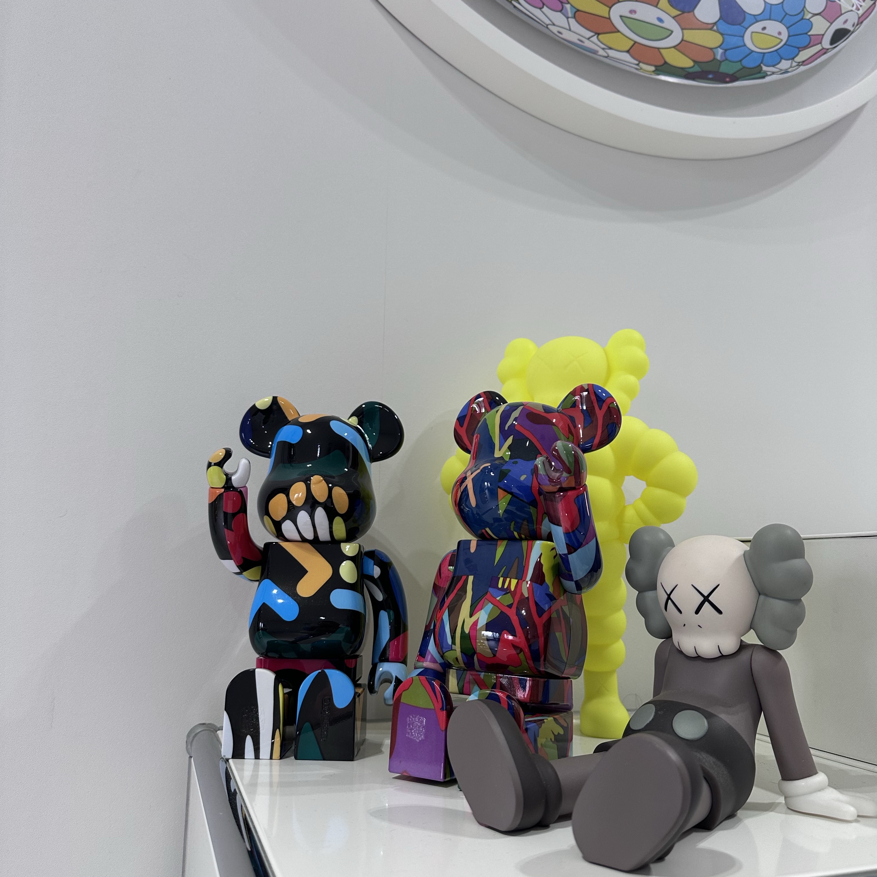 Kaws Chum Vinyl Figure Yellow 착용 스타일