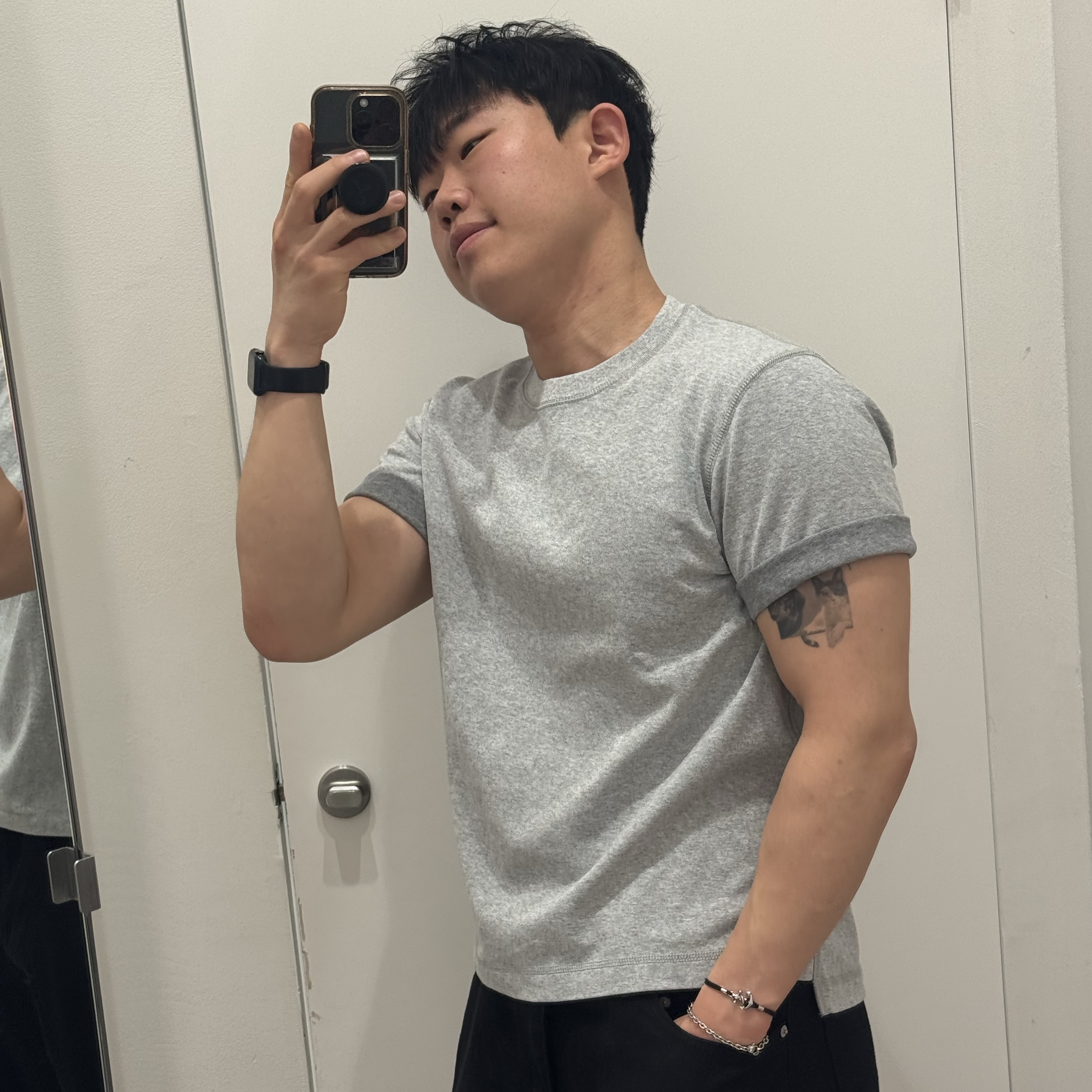 Uniqlo x JW Anderson Bi-Color T-Shirt Grey 착용 스타일 - 2