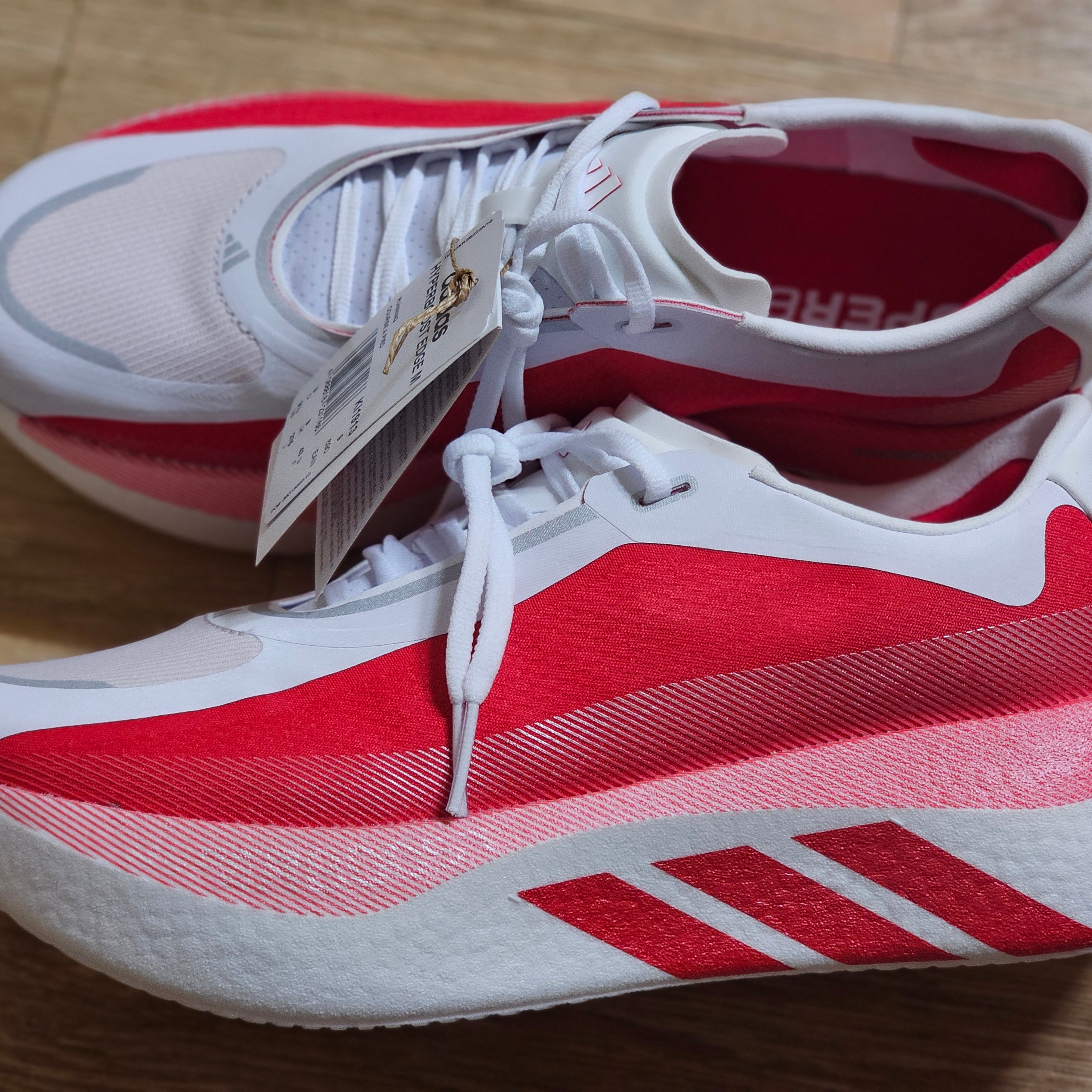 Adidas Hyperboost Edge Cloud White Pure Ruby 착용 스타일 - 1