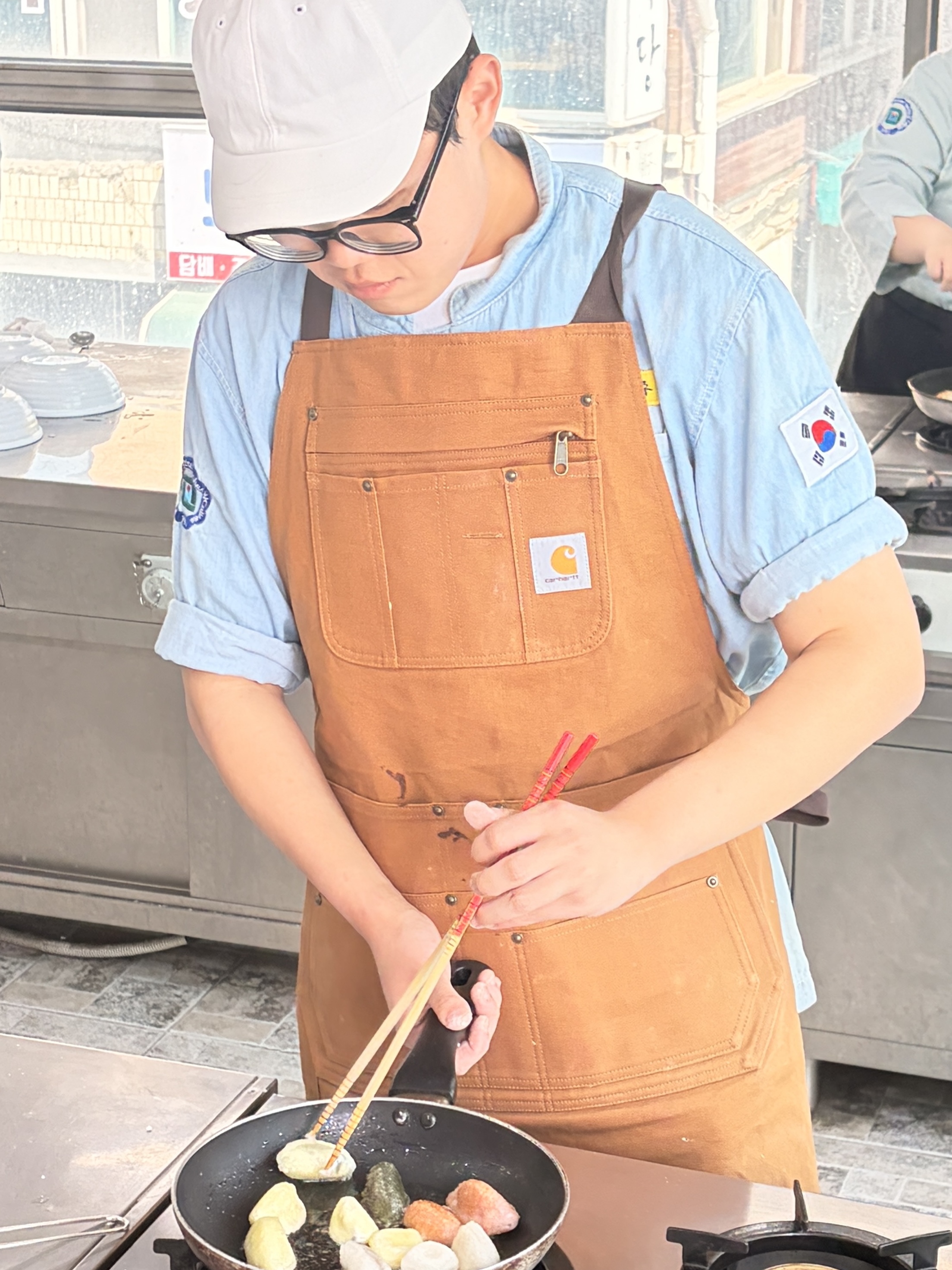 Carhartt Firm Duck Apron Brown 착용 스타일