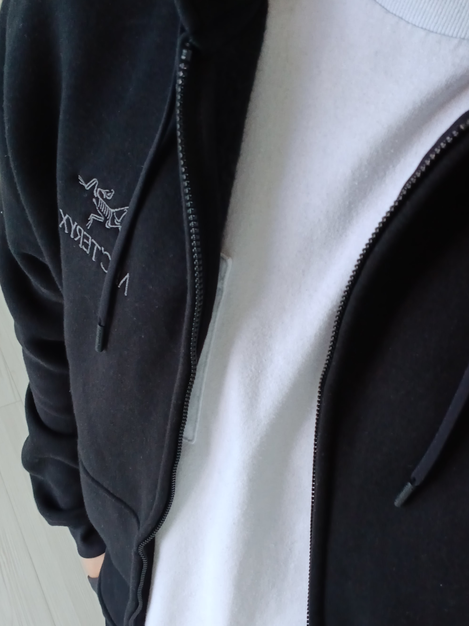 Arc'teryx Emblem Fleece Full-Zip Hoody Black, Patagonia Daily Pocket Short Sleeve T-Shirt Birch White 착용 스타일 - 4