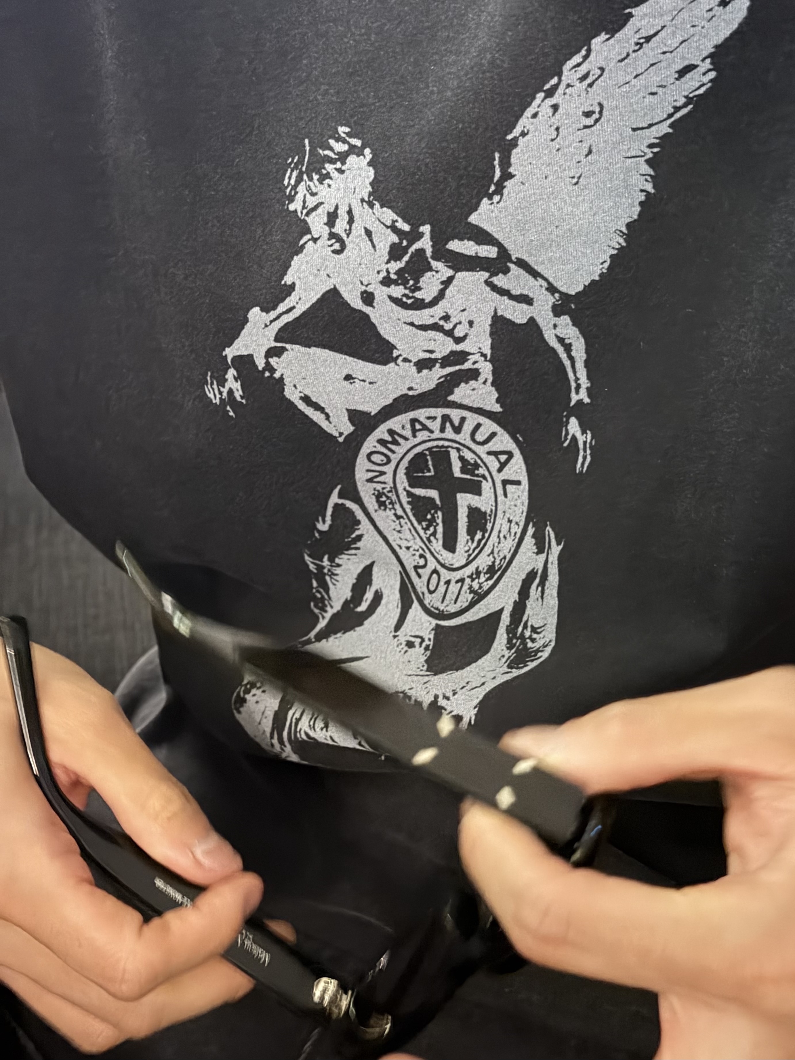 [KREAM 단독] NOMANUAL Devil Ring Damaged T-shirt Washed Black 착용 스타일 - 2