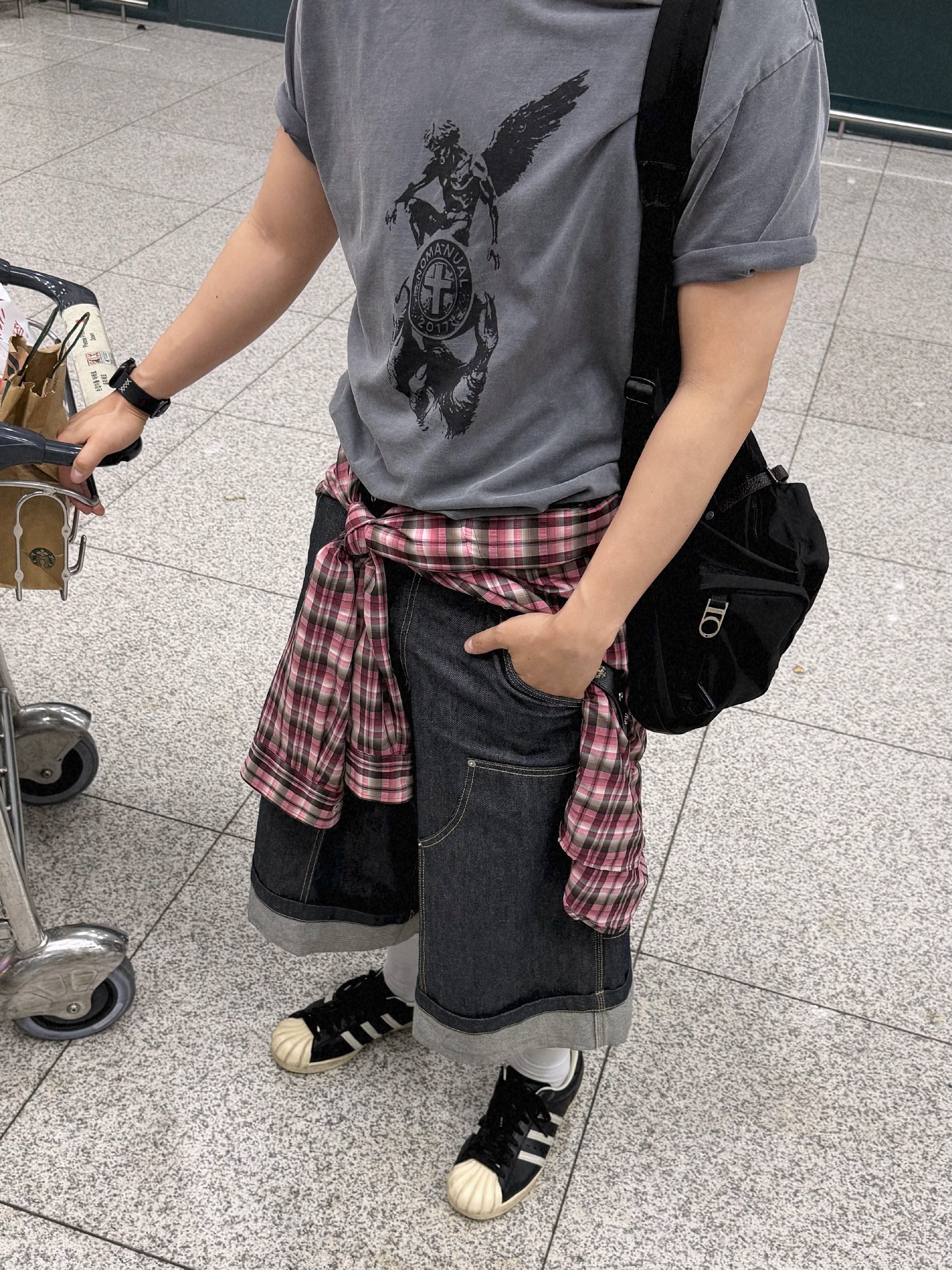 [KREAM 단독] NOMANUAL Devil Ring Damaged T-shirt Washed Charcoal, Adidas x Thug Club Superstar Vintage Core Black Cream White 착용 스타일 - 2