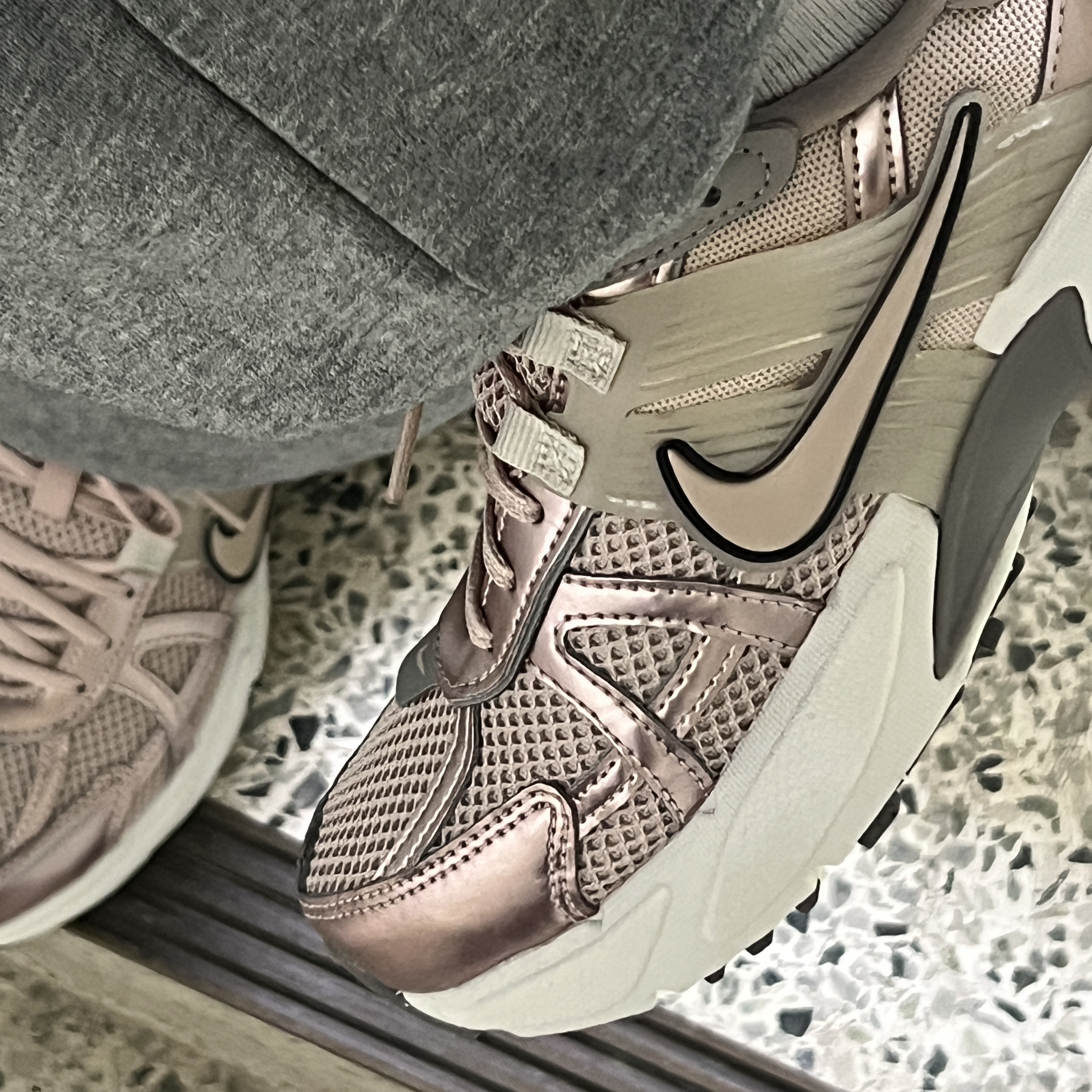 (W) Nike V2K Run Particle Beige College Grey 착용 스타일 - 1