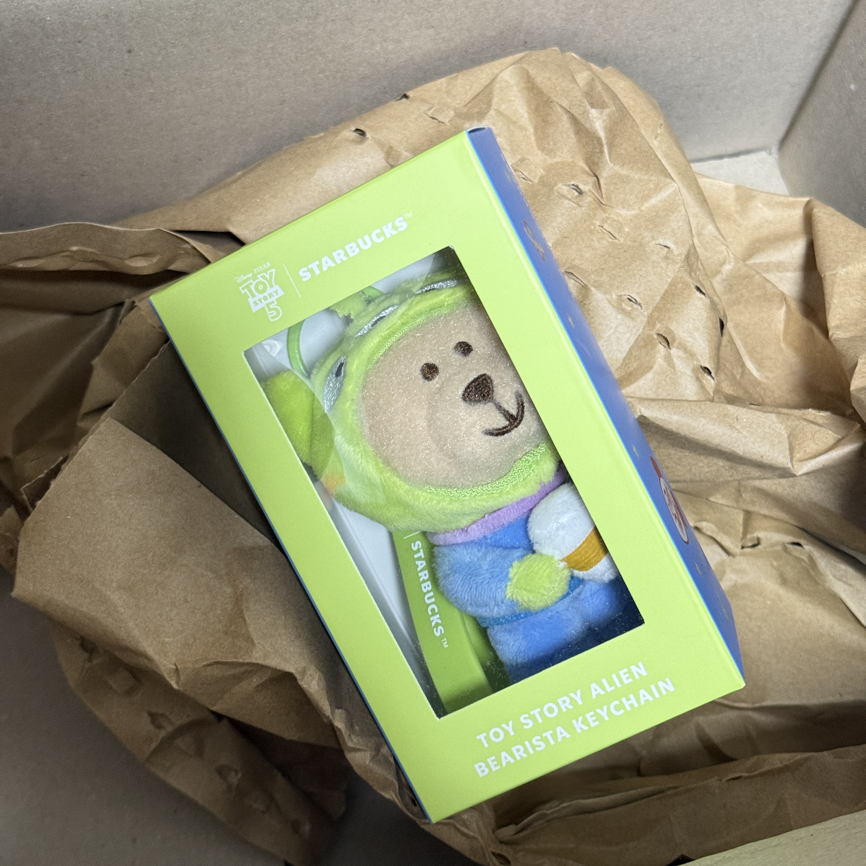 Starbucks x Toy Story 5 MD Alien Bearista Keychain Green 착용 스타일