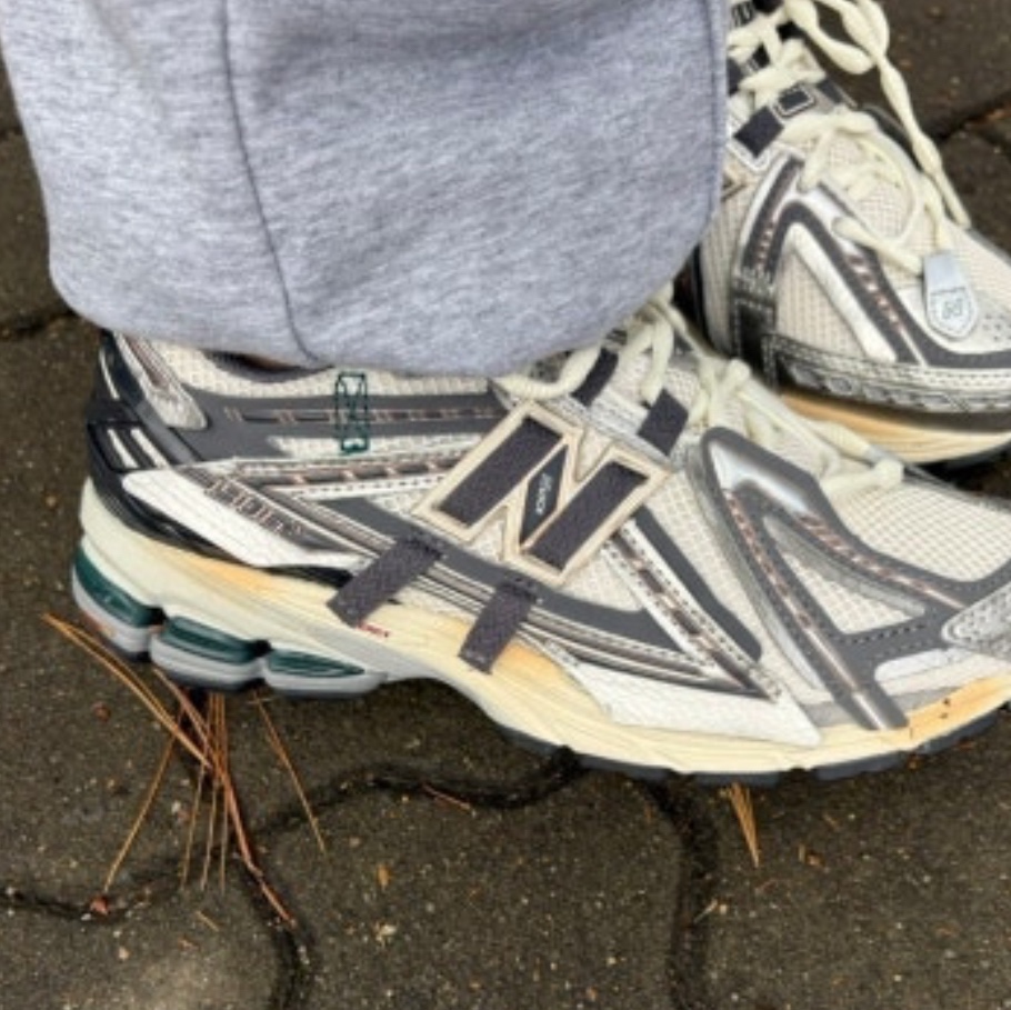 New Balance 1906A Silver Metallic Castlerock 착용 스타일