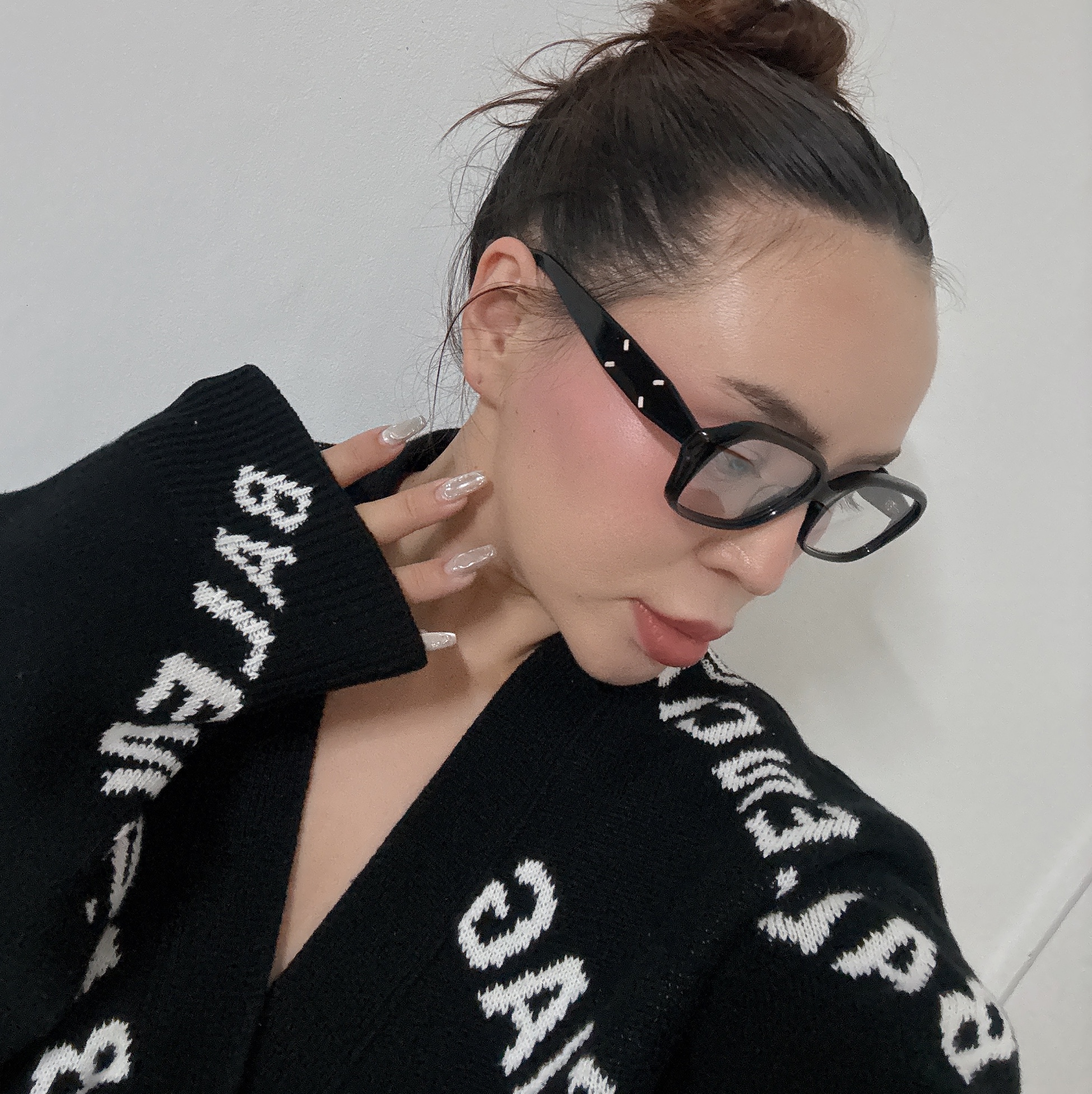 Gentle Monster x Maison Margiela MM212 Black Clear 착용 스타일 - 2